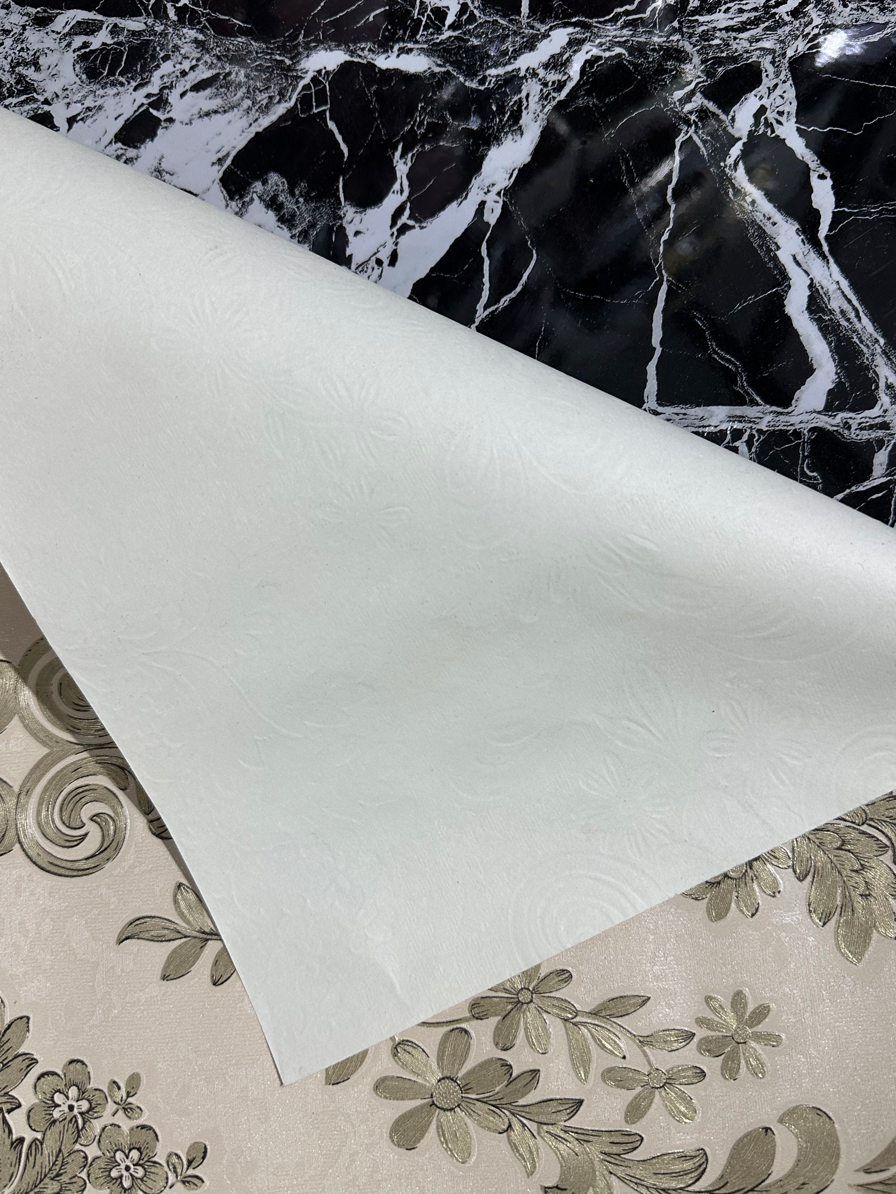 Letër muri me motive persiane ngjyre krem me gold