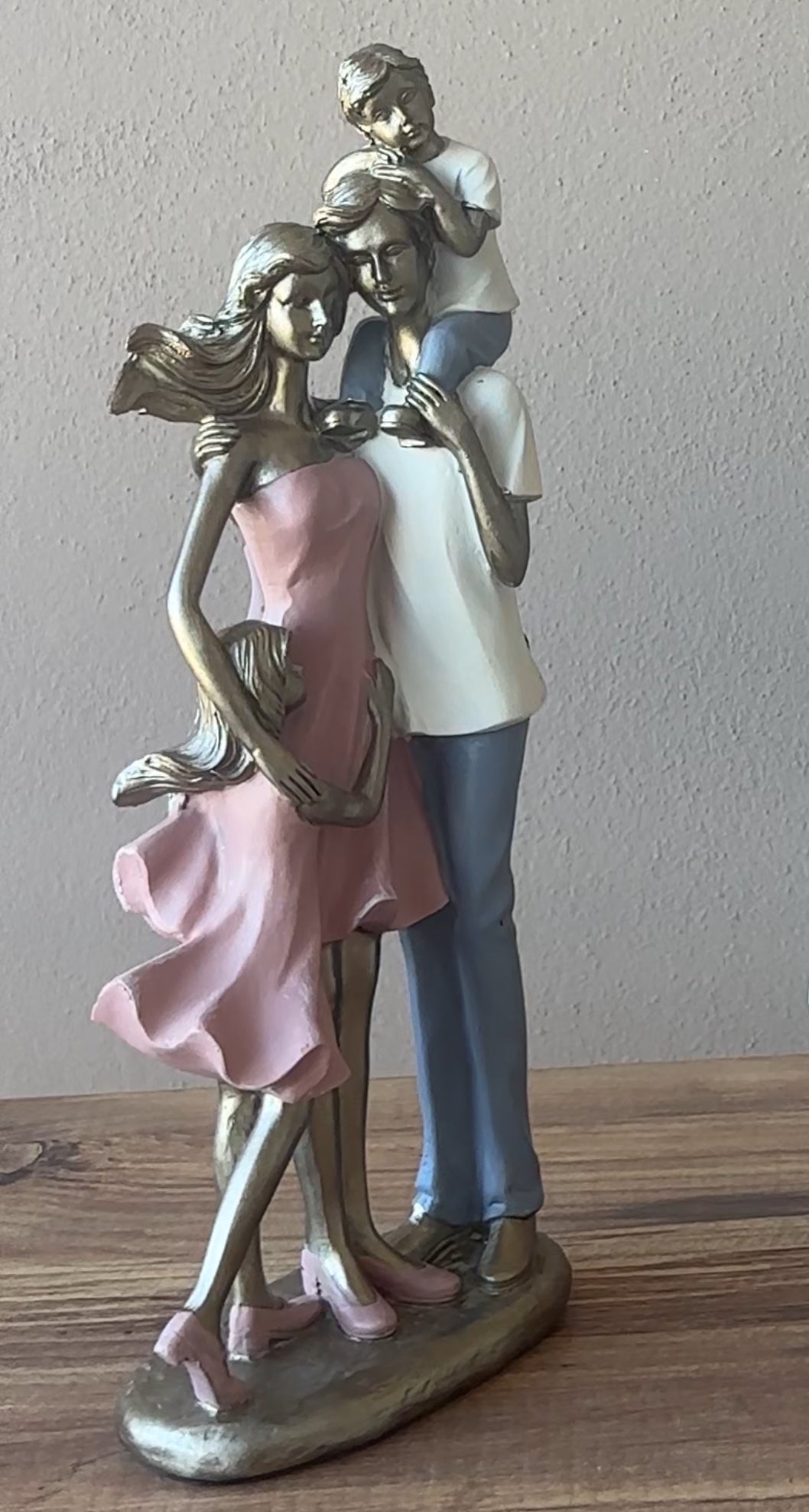 Statujë me çift dhe dy fëmijë