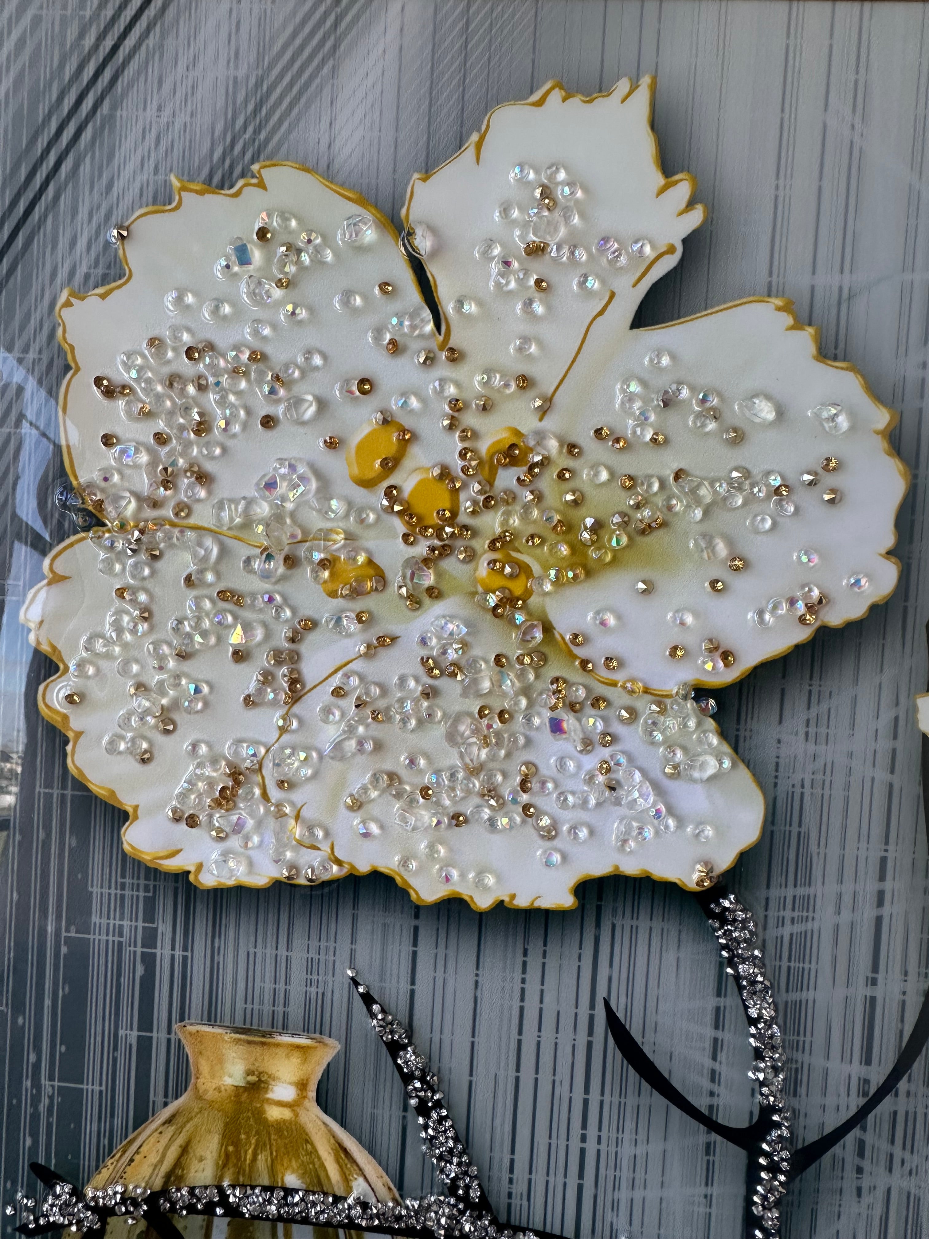 Pikturë me lule të bardha dhe vazo gold me gurë zbukurues