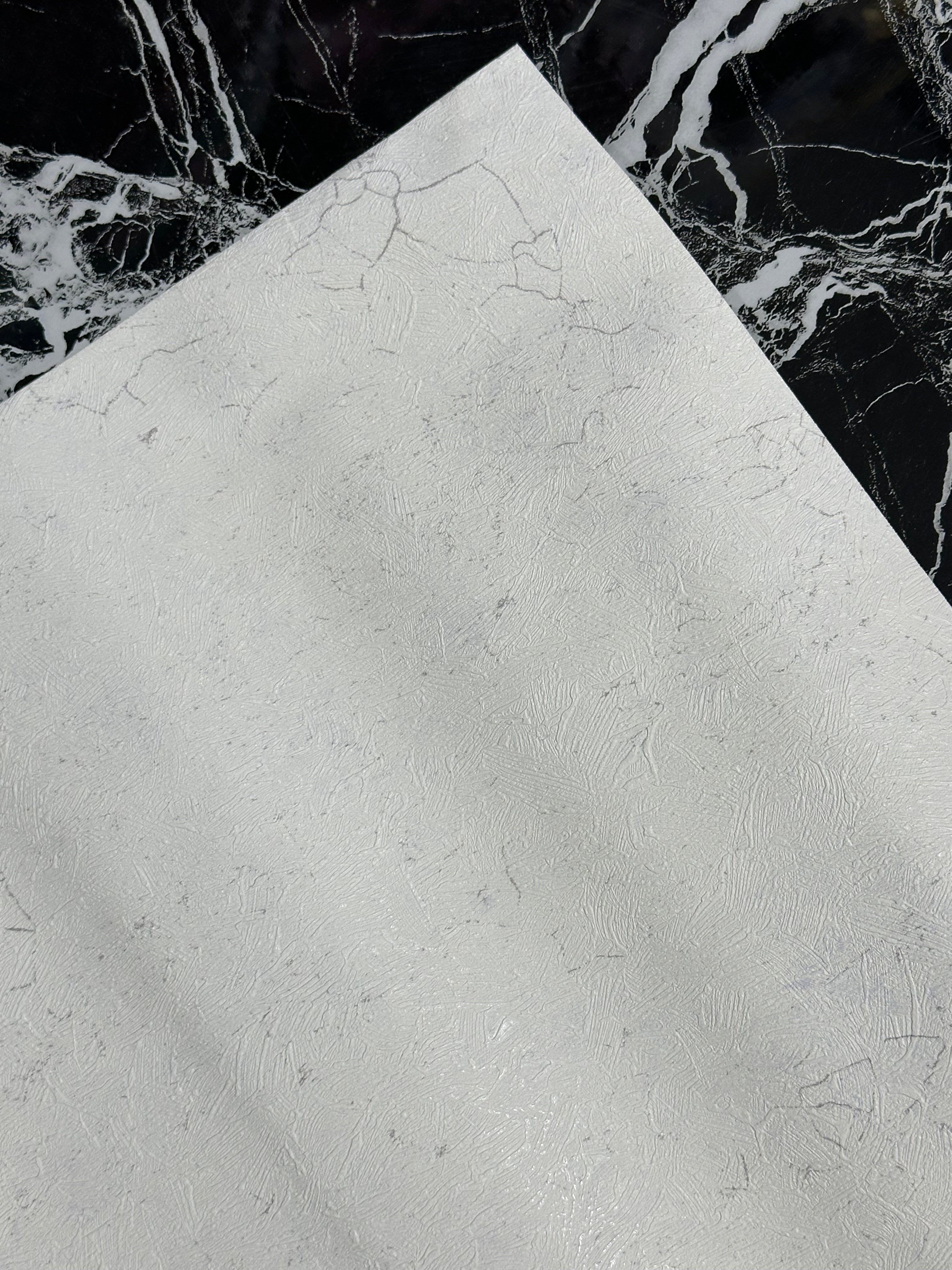 Letër muri e bardhë me detaje boje