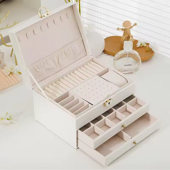 Kuti Elegante Për Bizhuteri Me Ndarje.