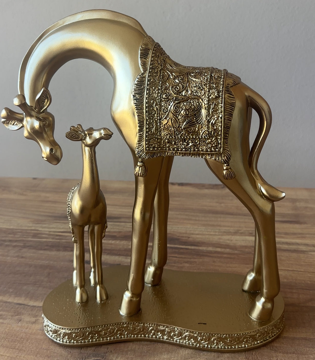 Statujë xhirafë me të voglin e saj, ngjyrë gold