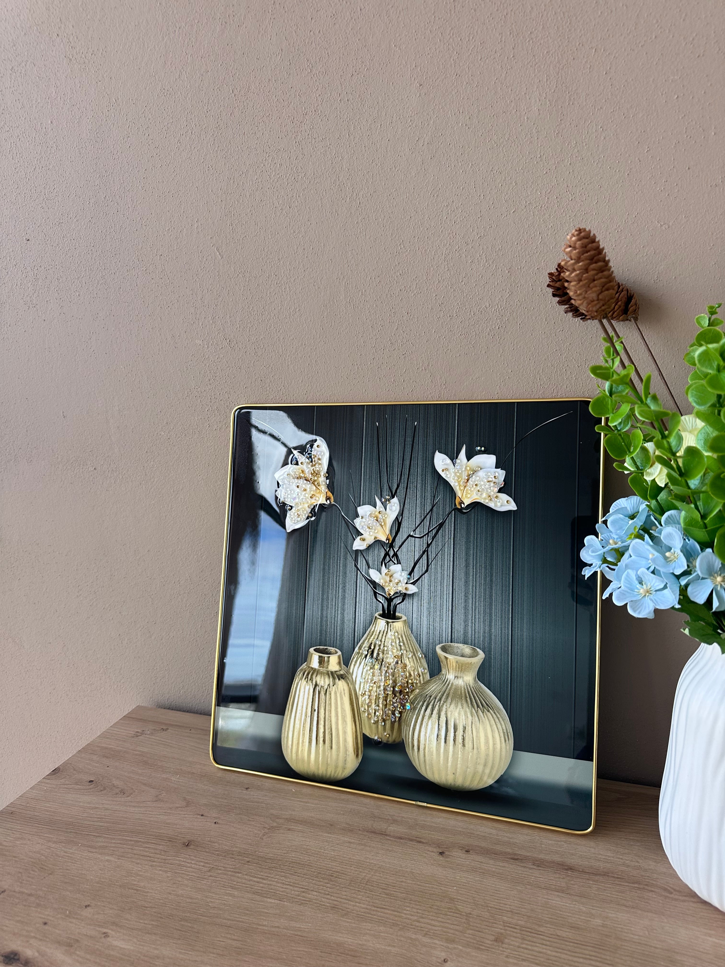 Pikturë me vazo lulesh gold dhe gurë zbukurues