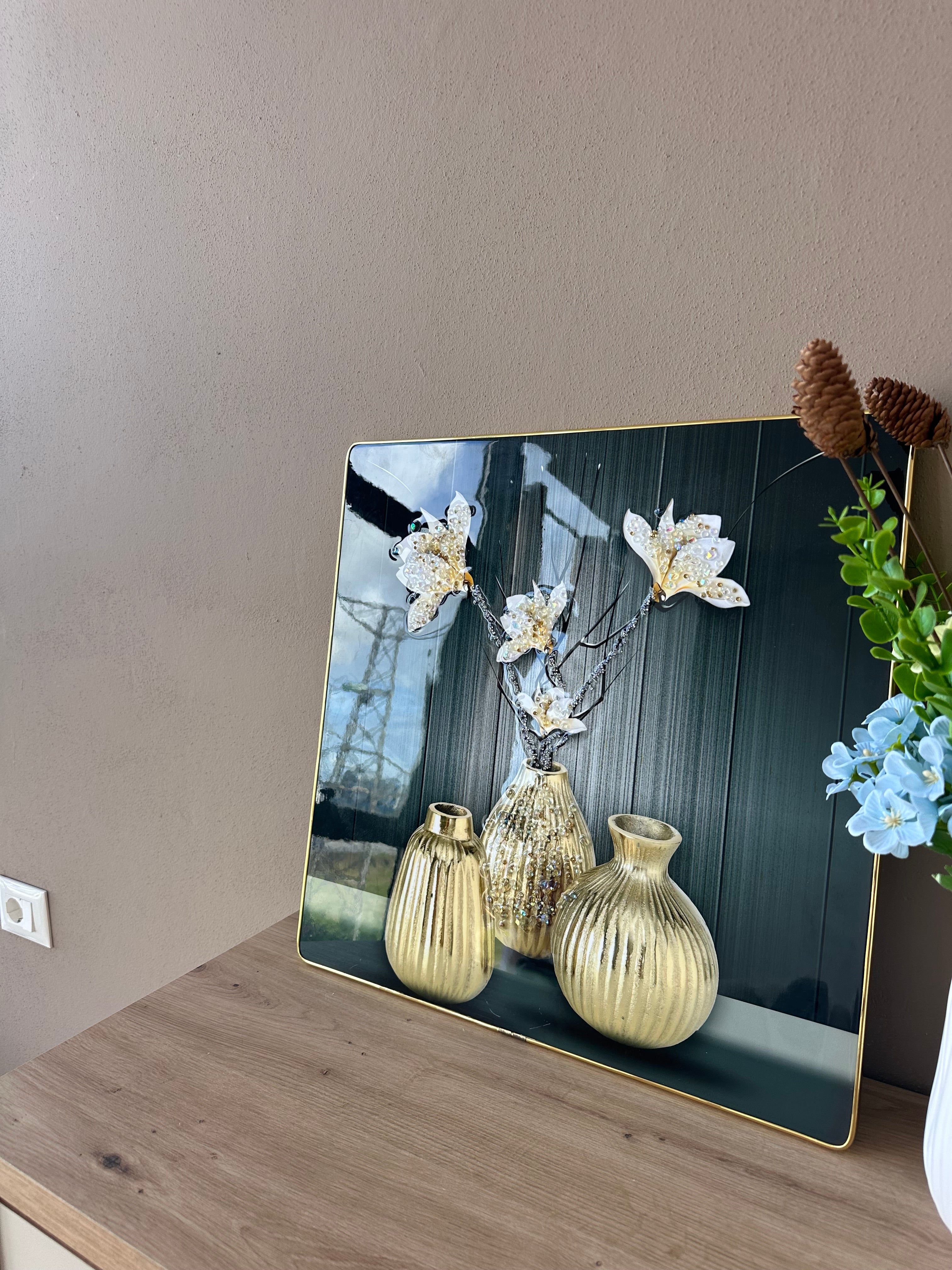 Pikturë me lule të bardha, detaje gold dhe gura zbukurues