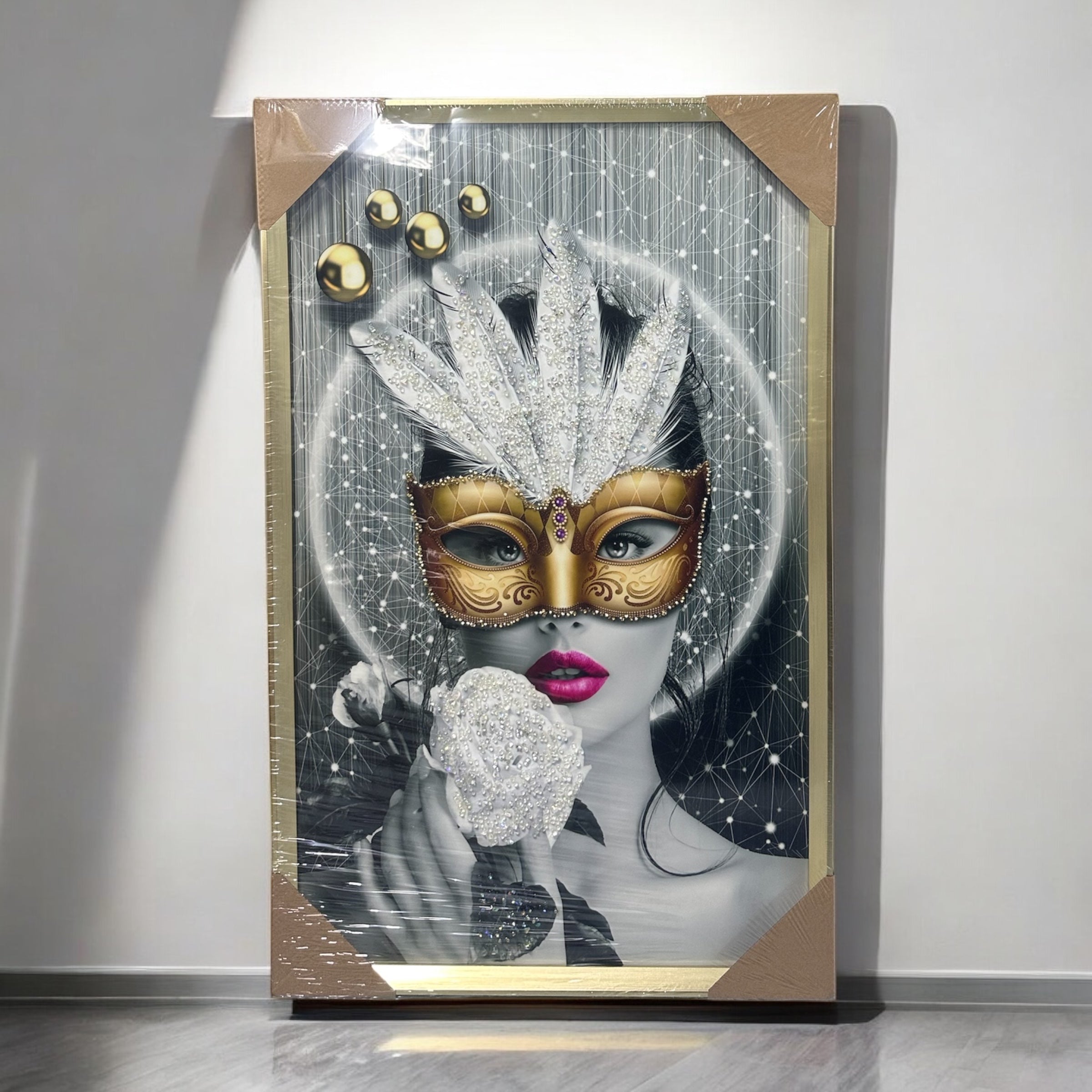 Pikturë me portret gruaje me maskë, me gura zbukurues