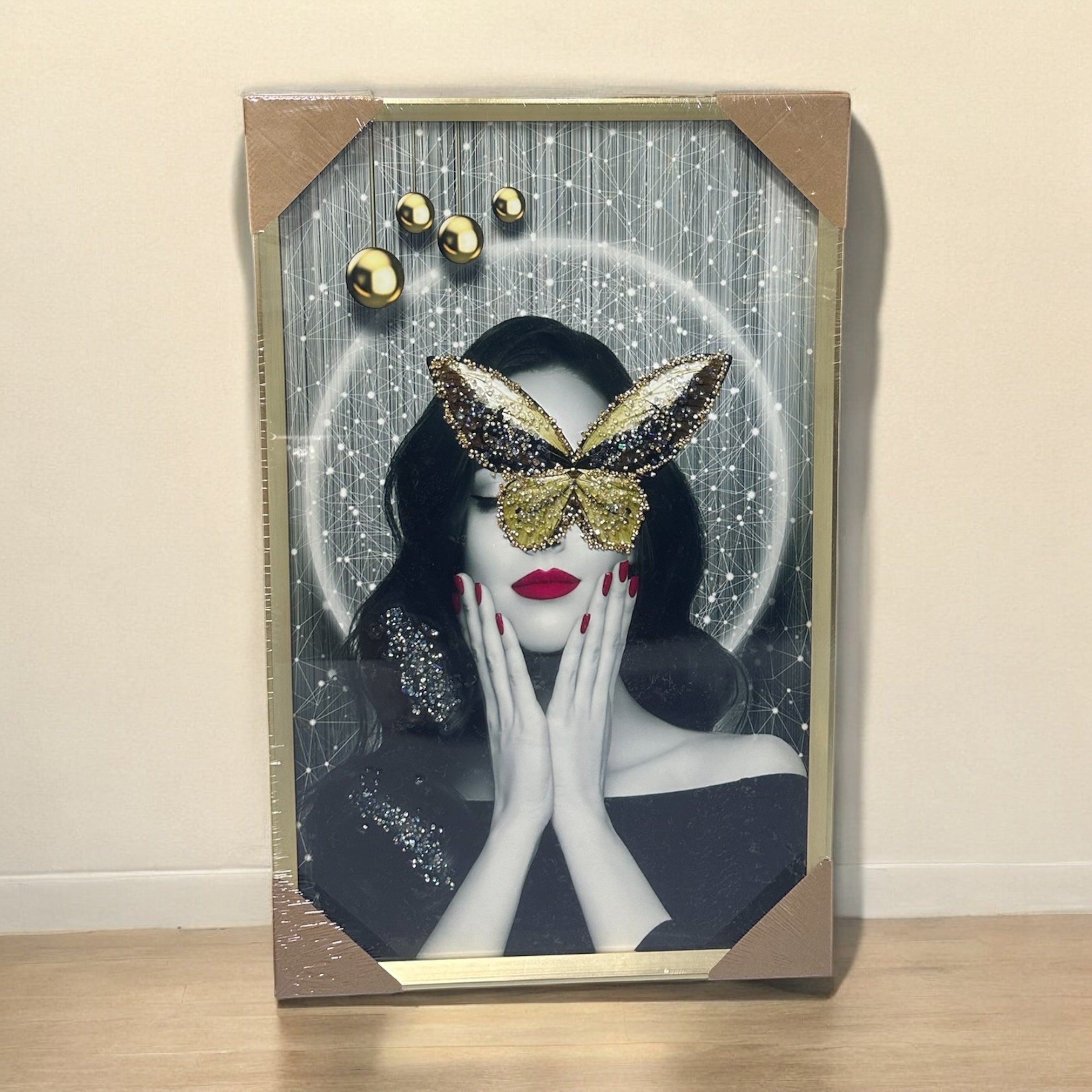 Pikturë me figurë gruaje dhe flutur me gura zbukurues