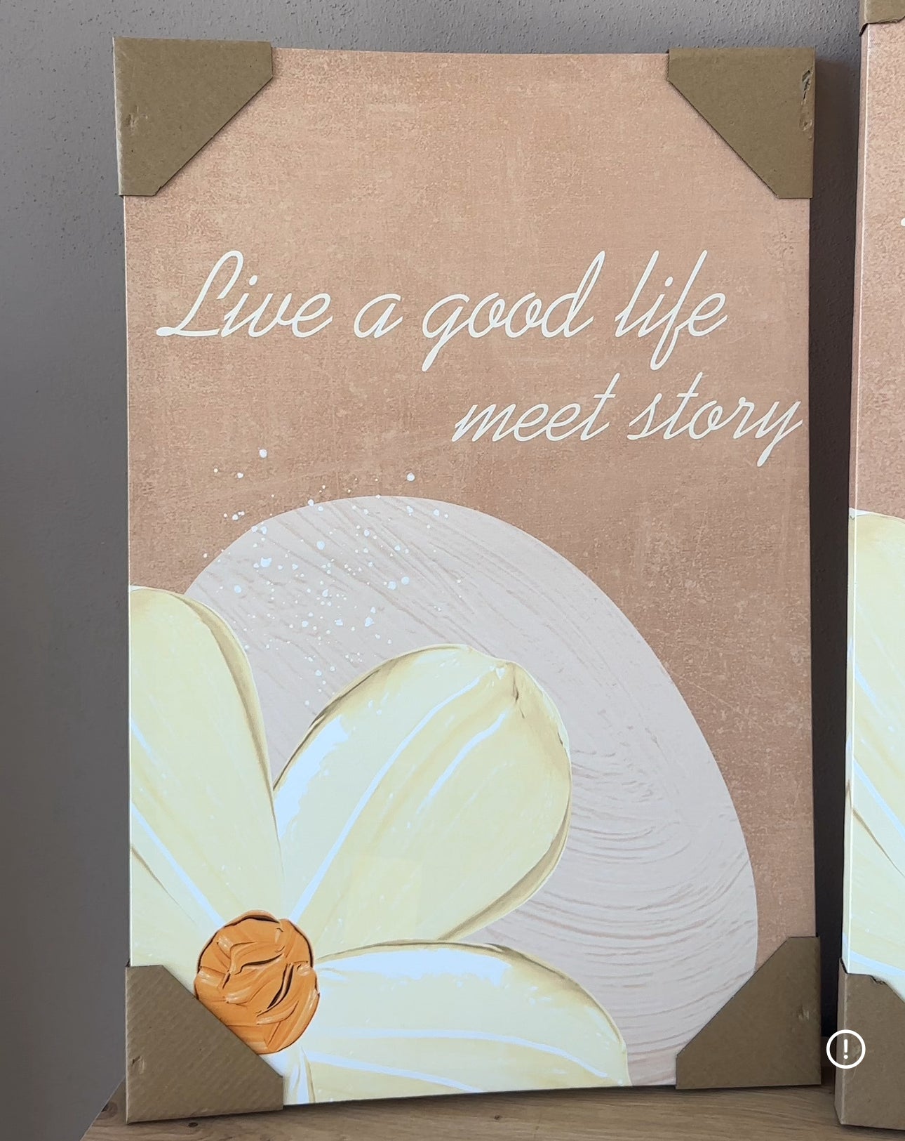 Kanavace me lule në ngjyrën bezhë