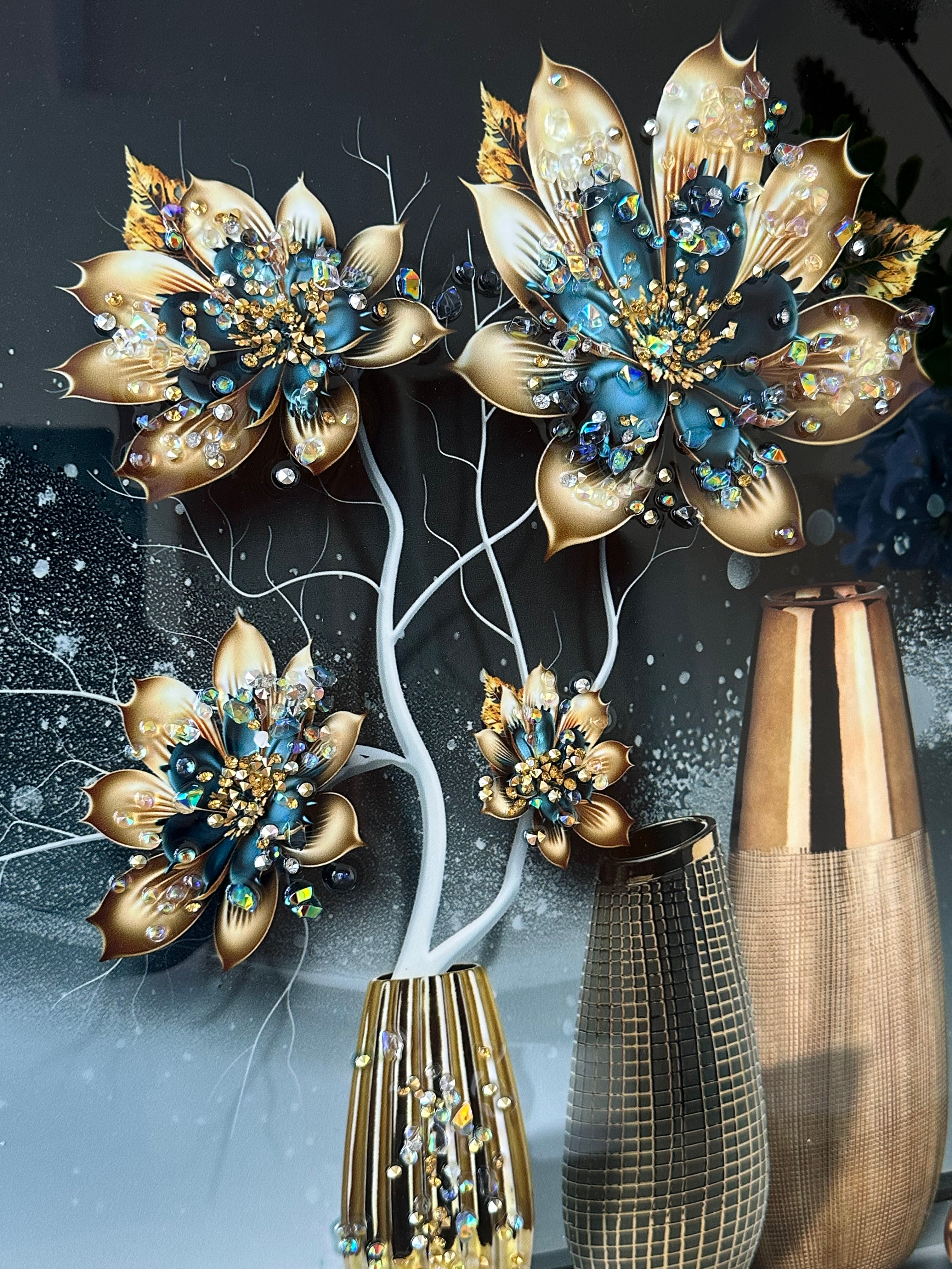 Pikturë me vazo e lule me detaje blu me gura zbukurues