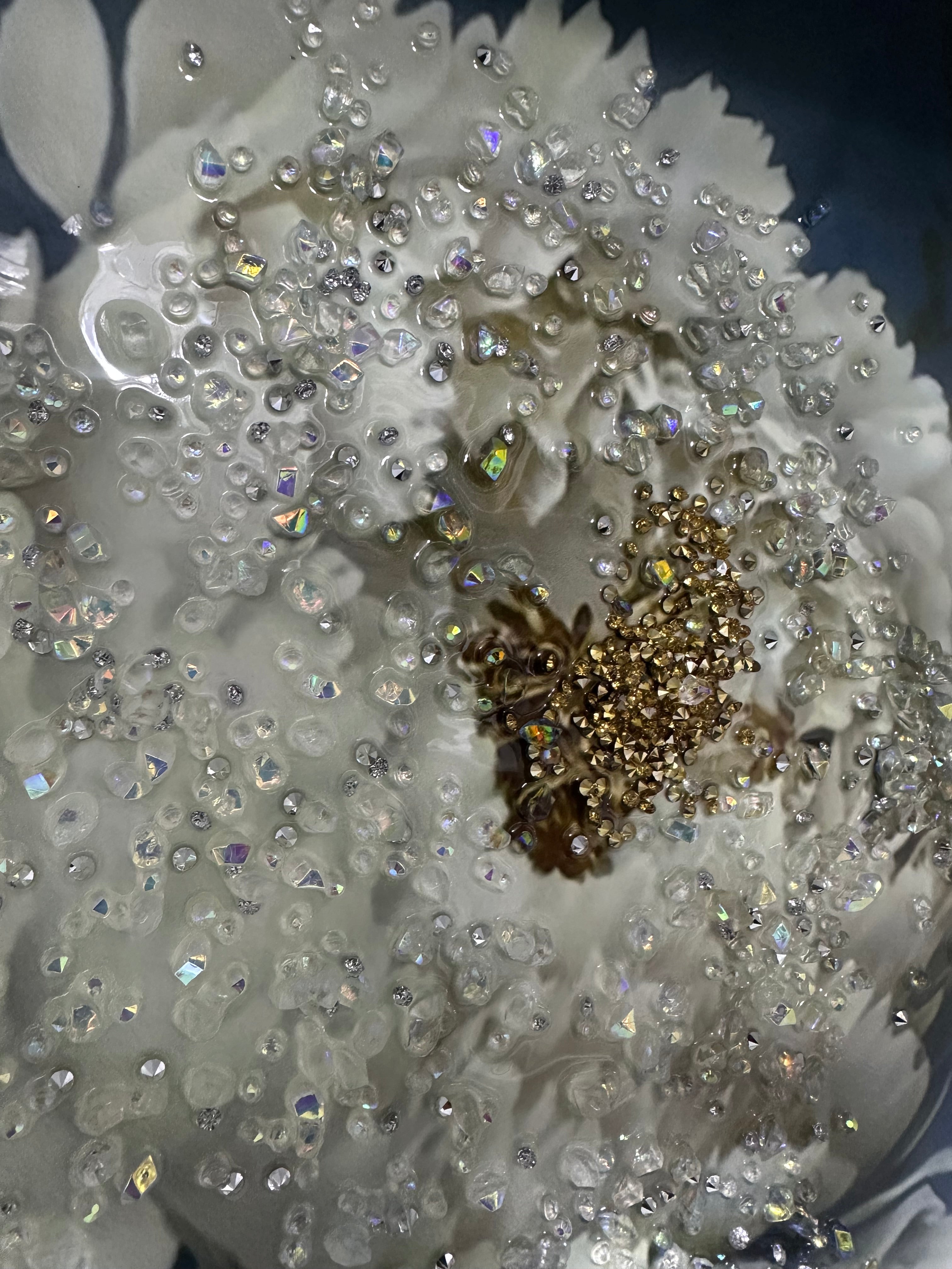 Pikturë me vazo blu dhe lule të bardha me gura zbukurues me kanavacë