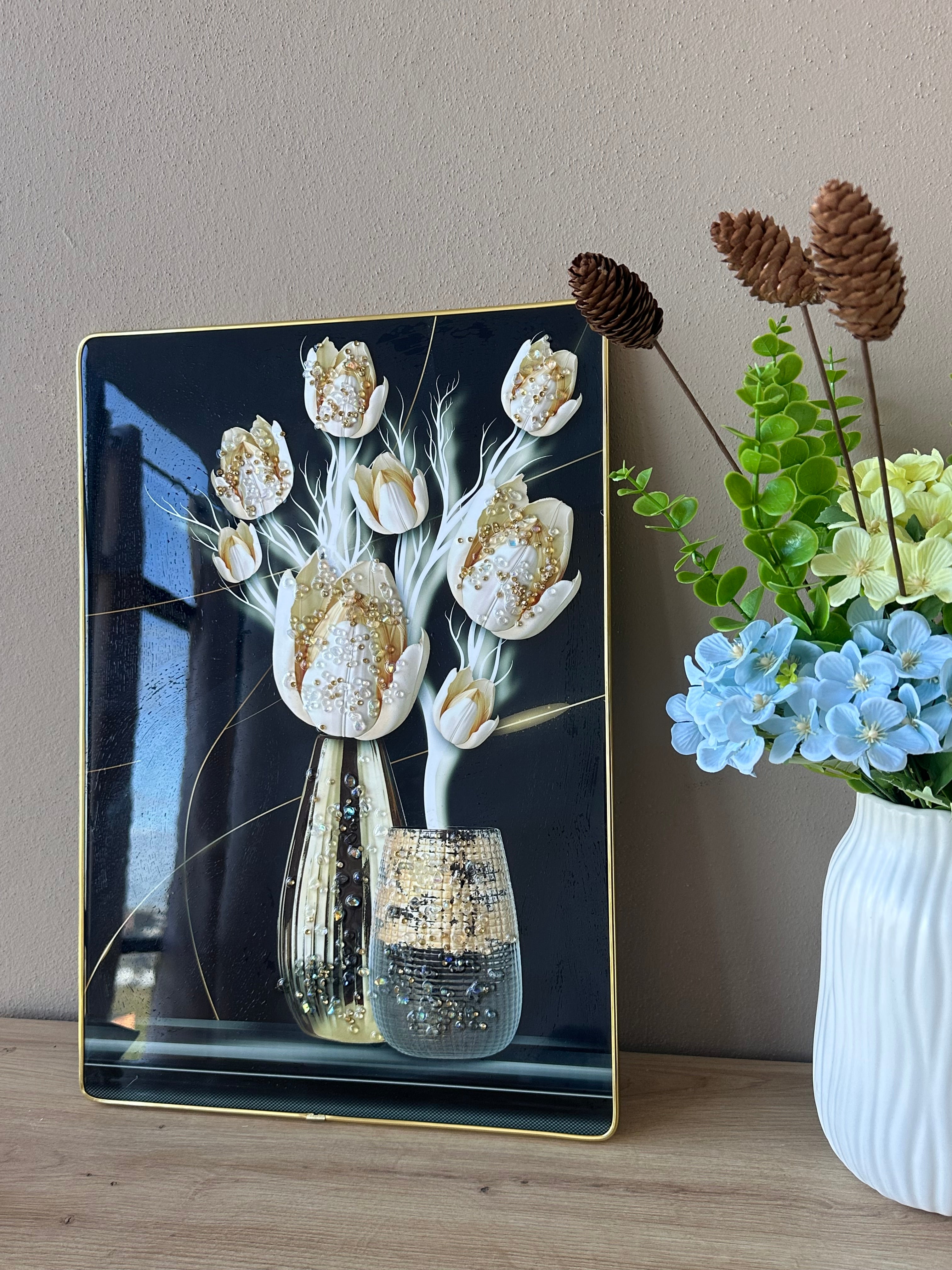 Pikturë me tulipana të bardhë dhe gurë zbukurues