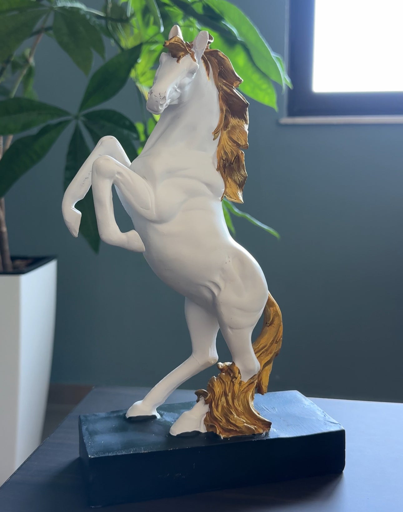 Statujë në formë kali me detaje gold