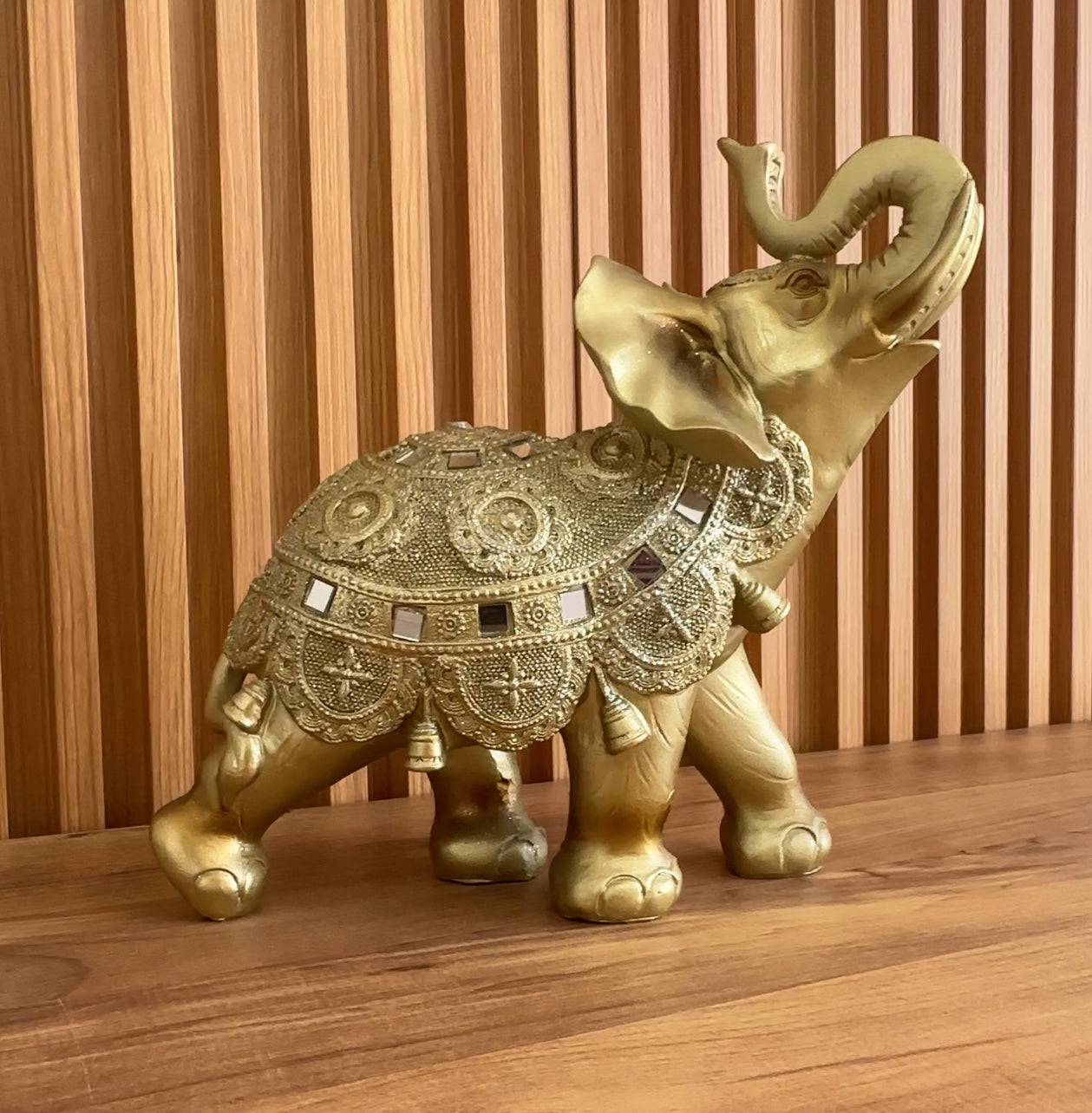 Statujë elefanti ngjyrë gold me gura zbukurues