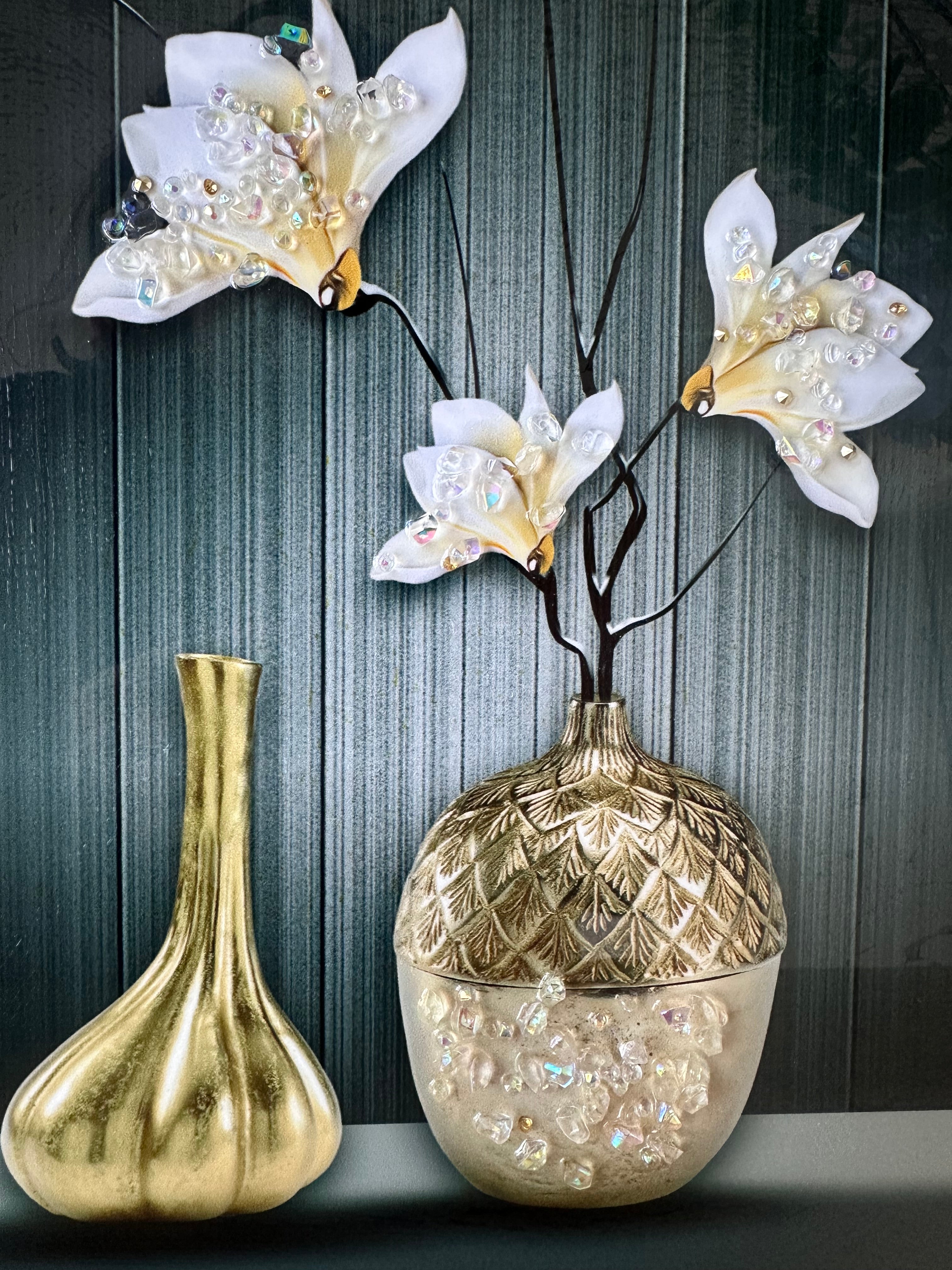 Pikturë me vazo lulesh gold dhe gurë zbukurues