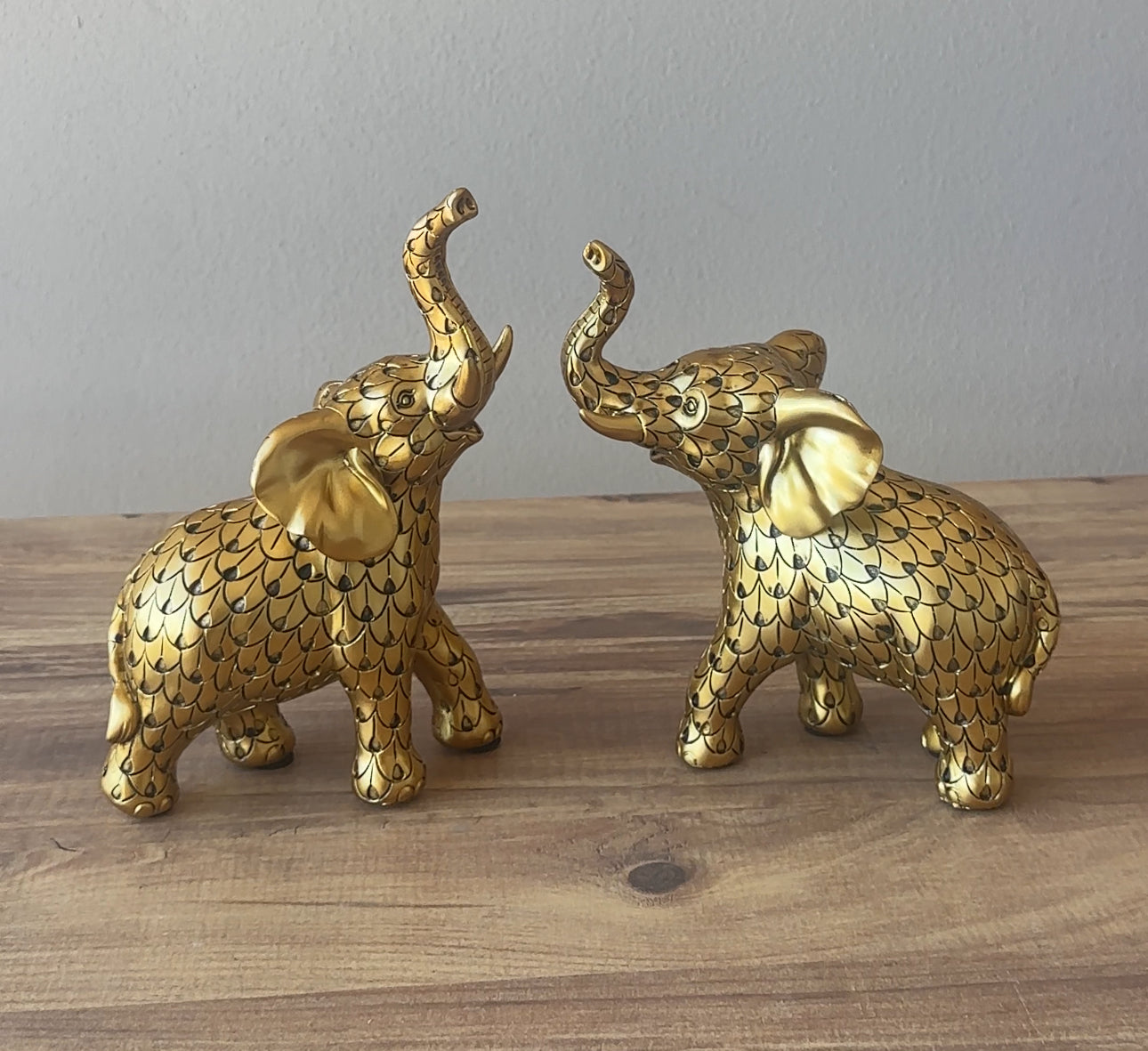 Statuja në formë  elefanti, material allçi