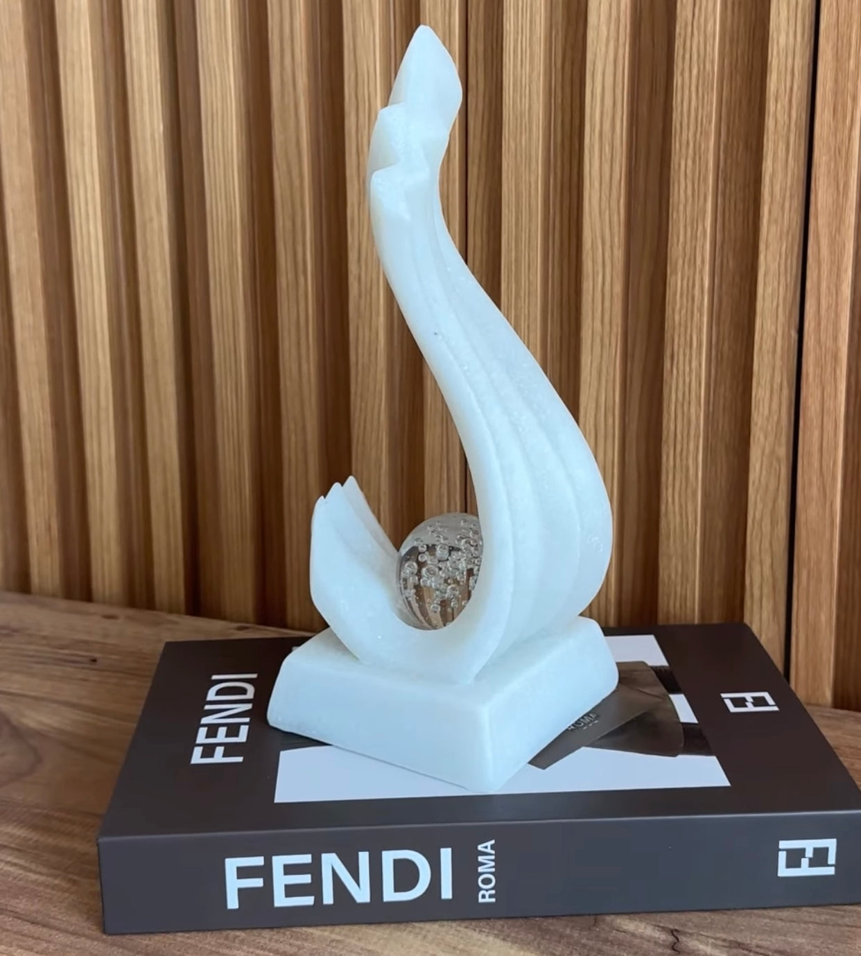 Objekt dekorativ me nje top kristali me bulbza me strukturë kripe