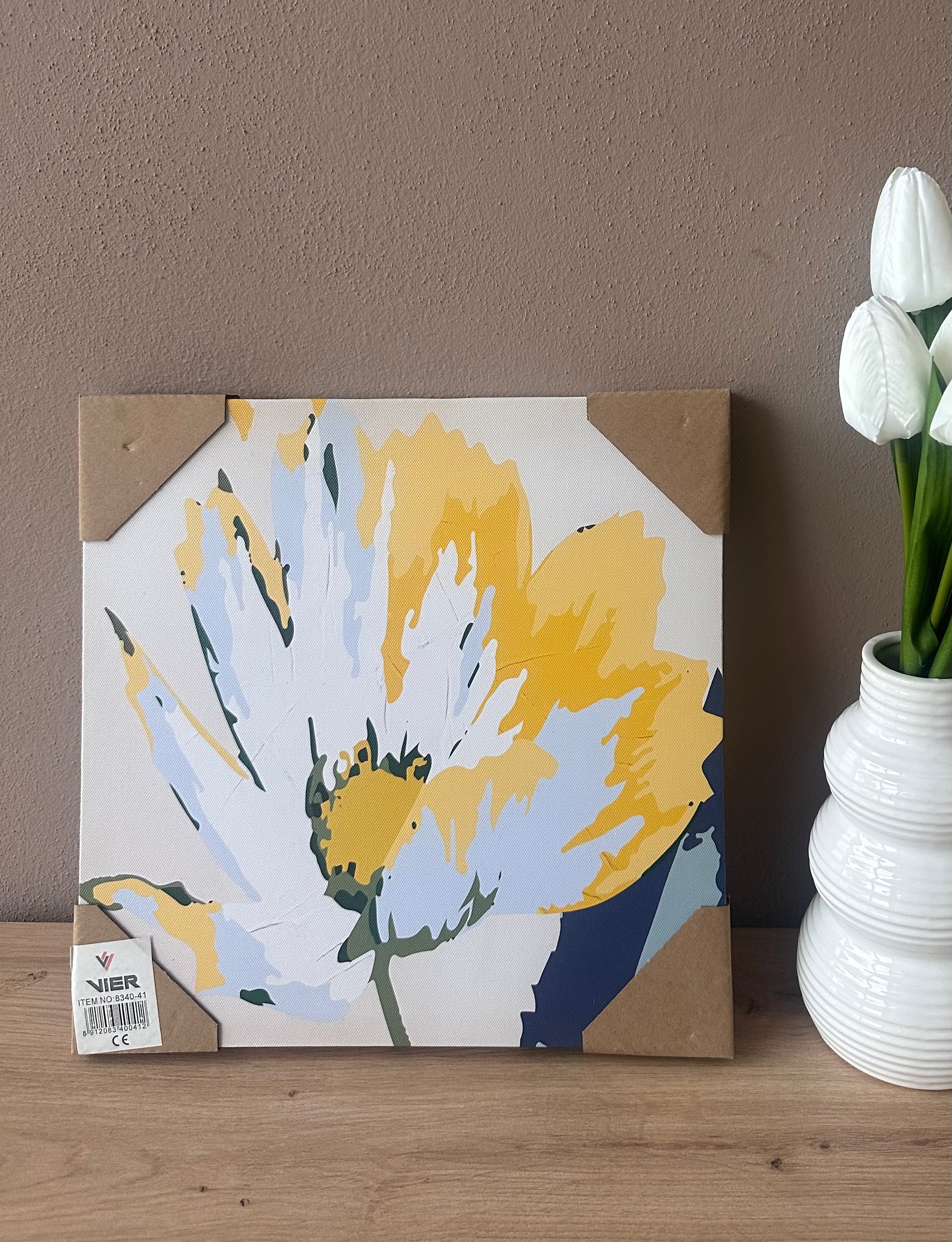 Kanavasë bezhë me lule ngjyrë të verdhë dhe blu