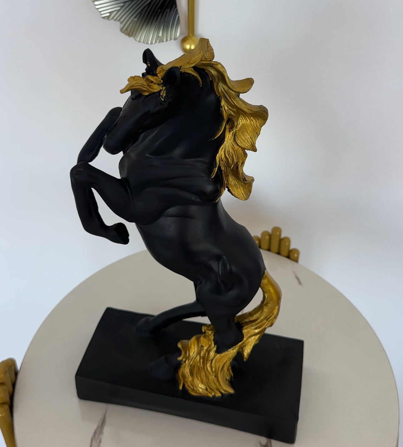 Statujë në formë kali me detaje gold