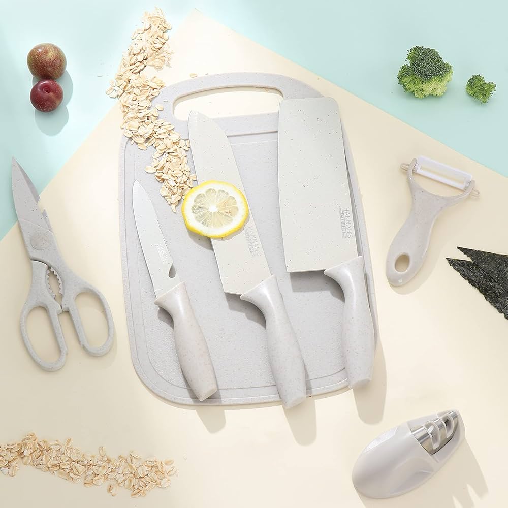 Set me thikë, gërshërë, qëruese perimesh dhe dërrasë për prerje