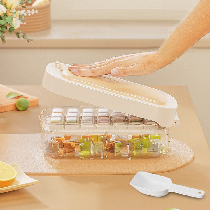 Formë akulli me mbajtëse, lugë dhe hapësirë tek kapaku