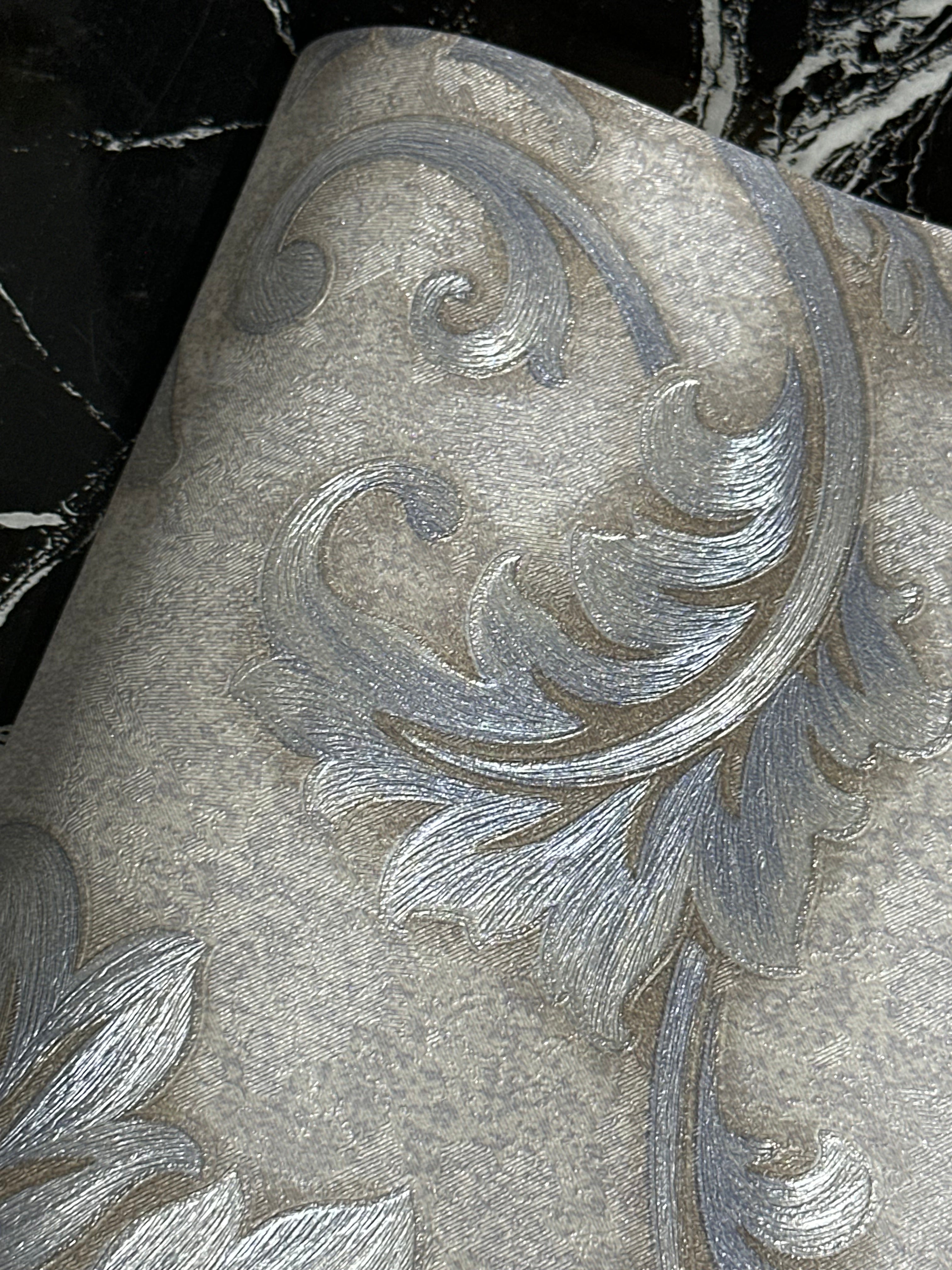 Letër muri stik klasik ngjyrë gri me detaje blu