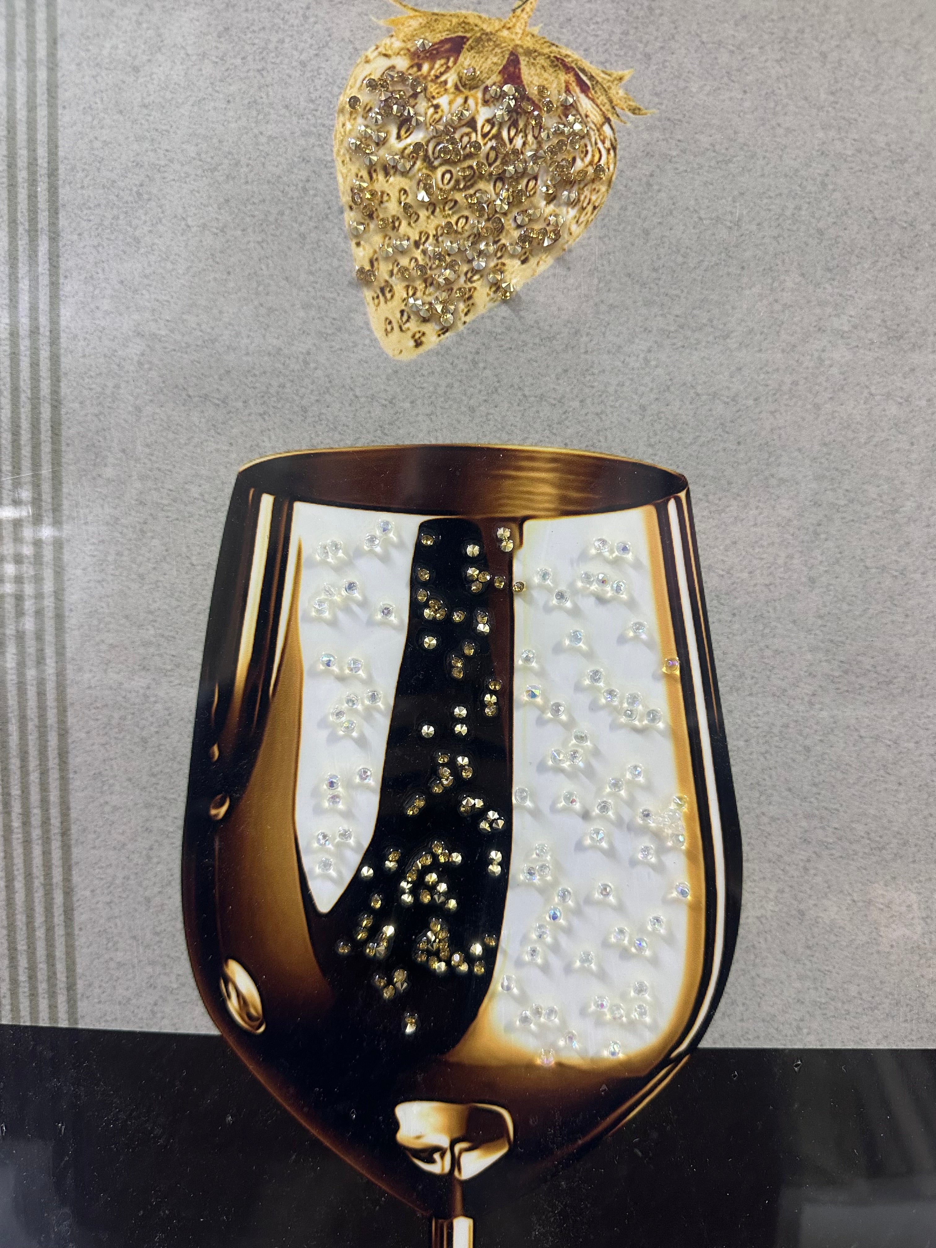 Pikturë me gotë vere, luleshtrydhe dhe gura zbukurues