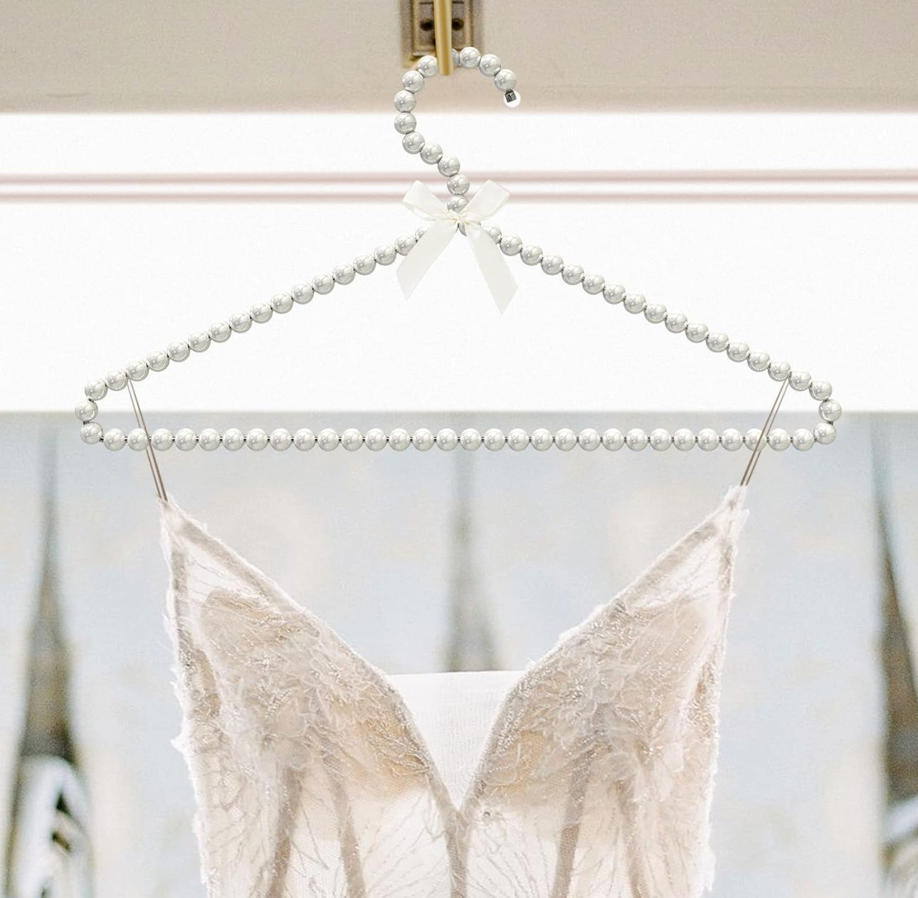 Set me 2 varëse rrobash me perla e fjongo