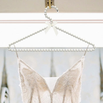 Set me 2 varëse rrobash me perla e fjongo