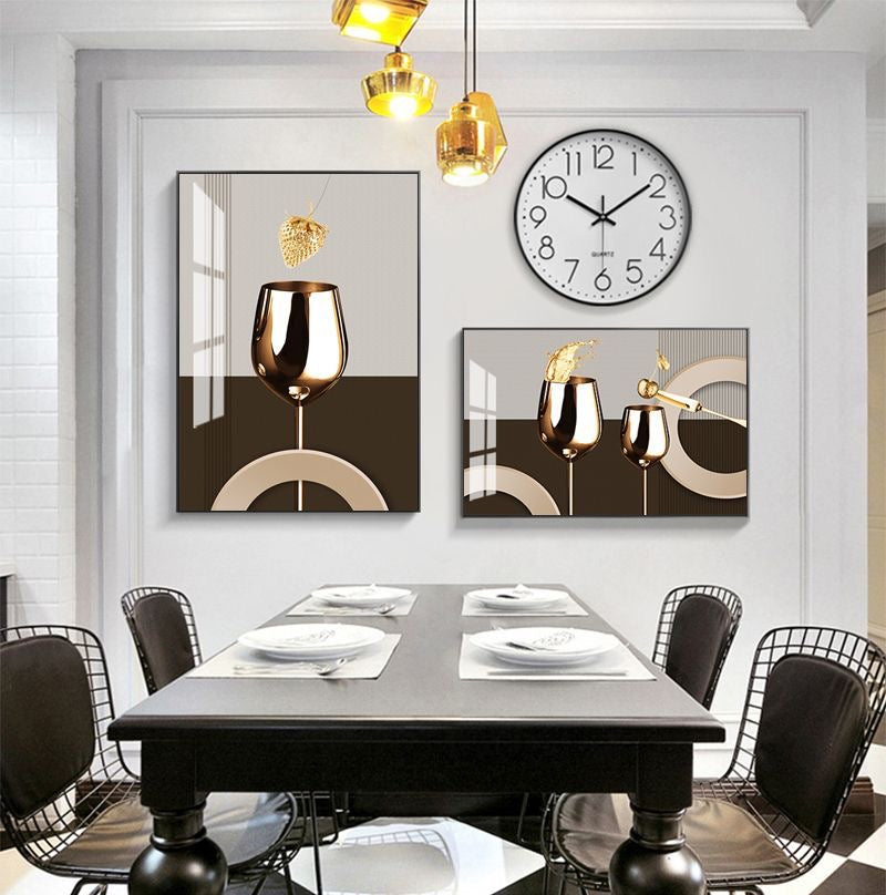 Pikturë me gotë vere, luleshtrydhe dhe gura zbukurues