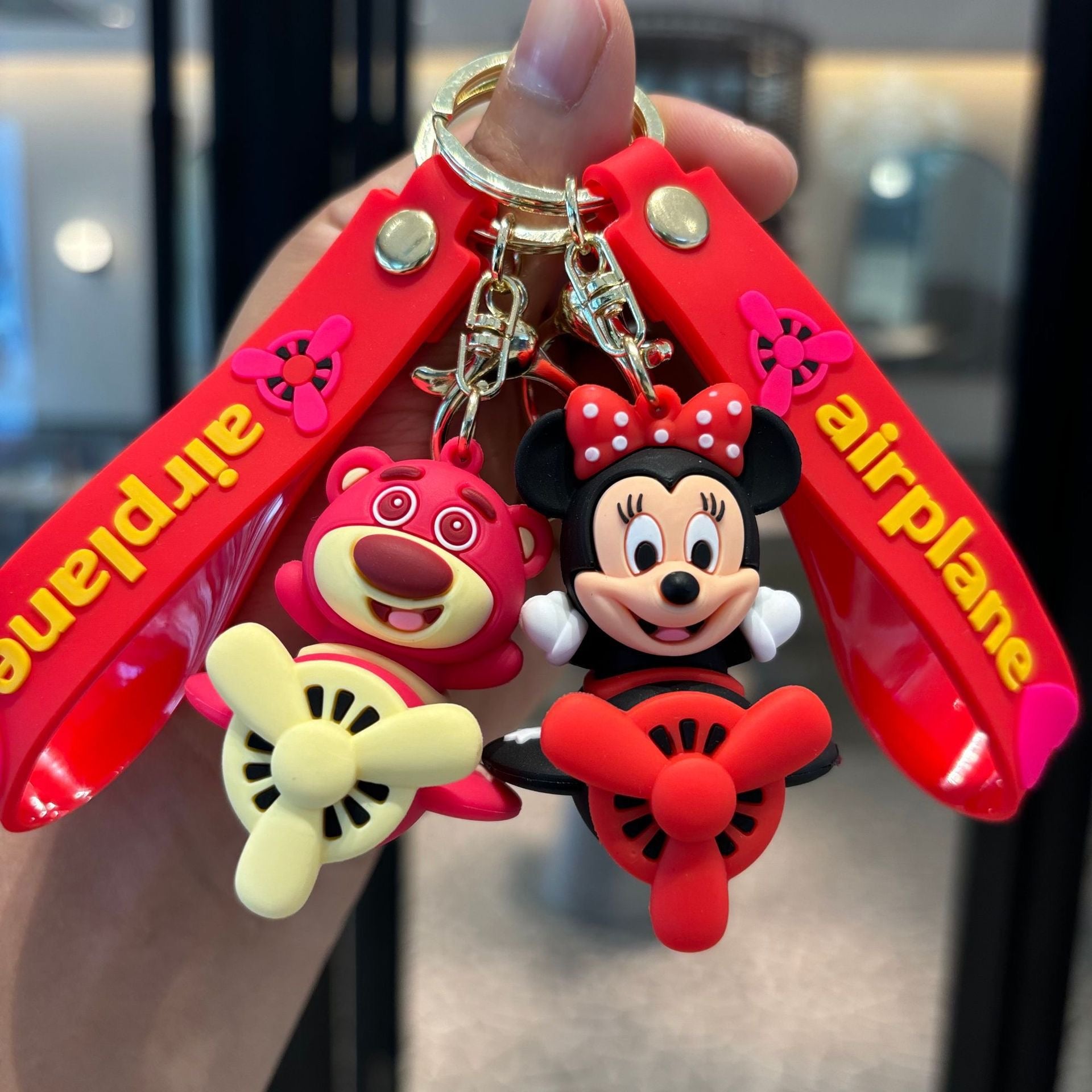 Varëse çelësash me personazhe vizatimor dhe avion