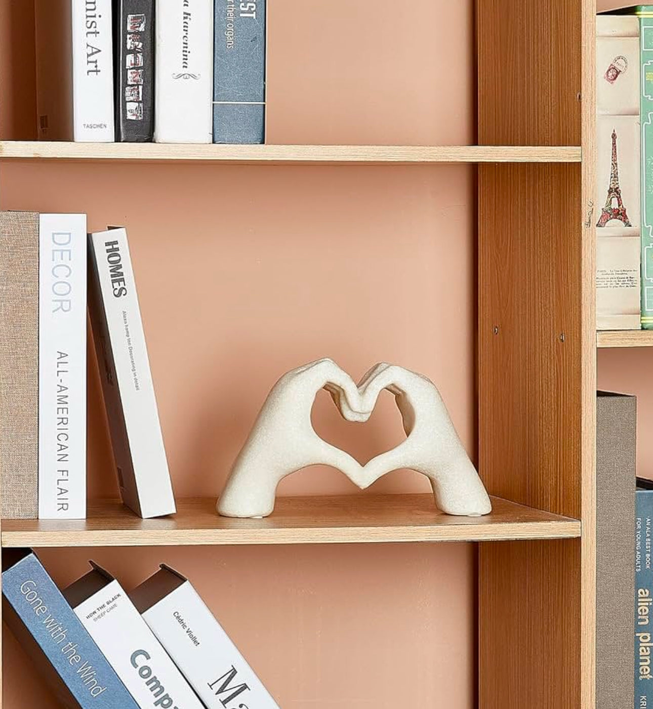 Statujë në formë zemre e krijuar me duar