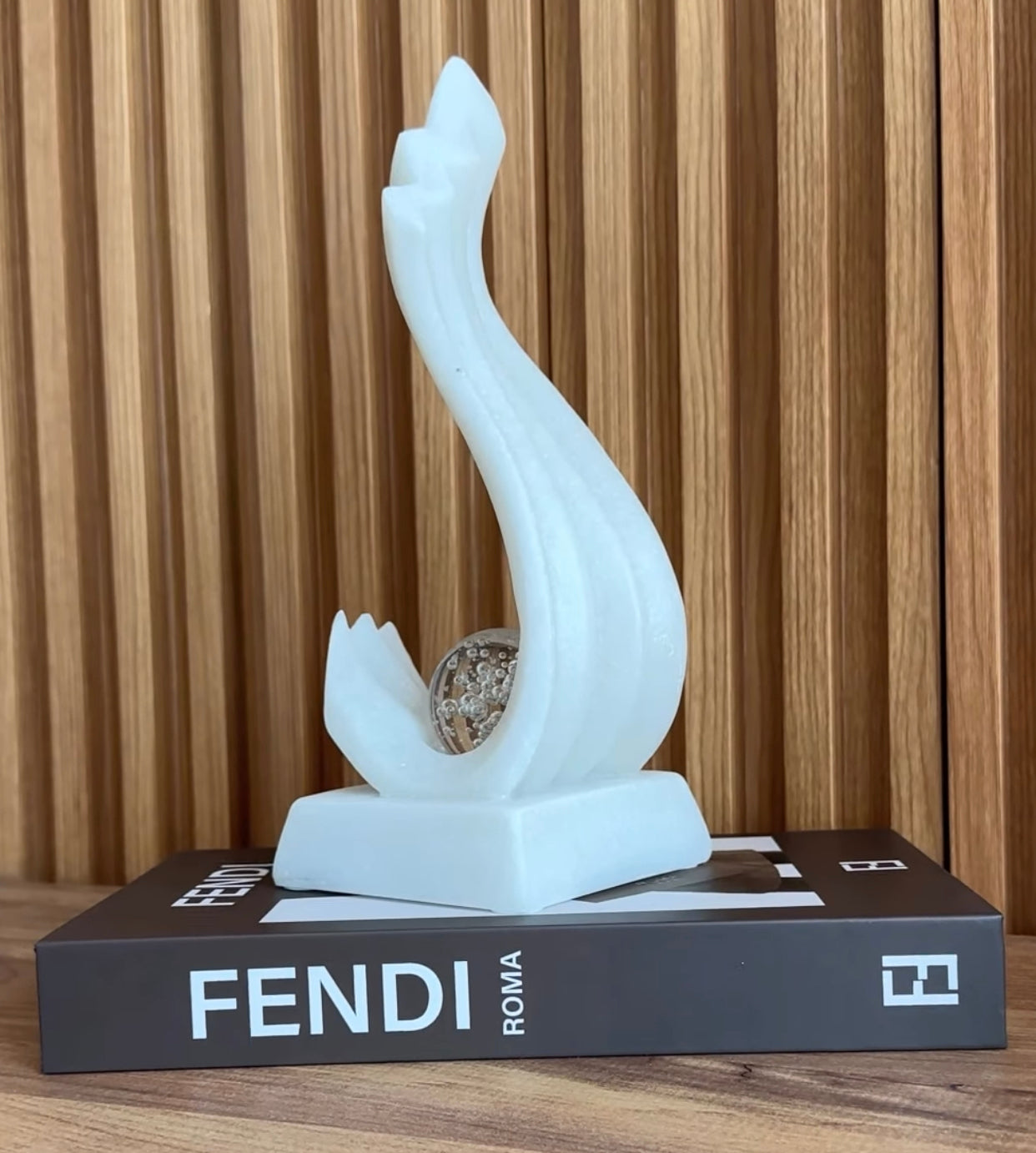 Objekt dekorativ me nje top kristali me bulbza me strukturë kripe