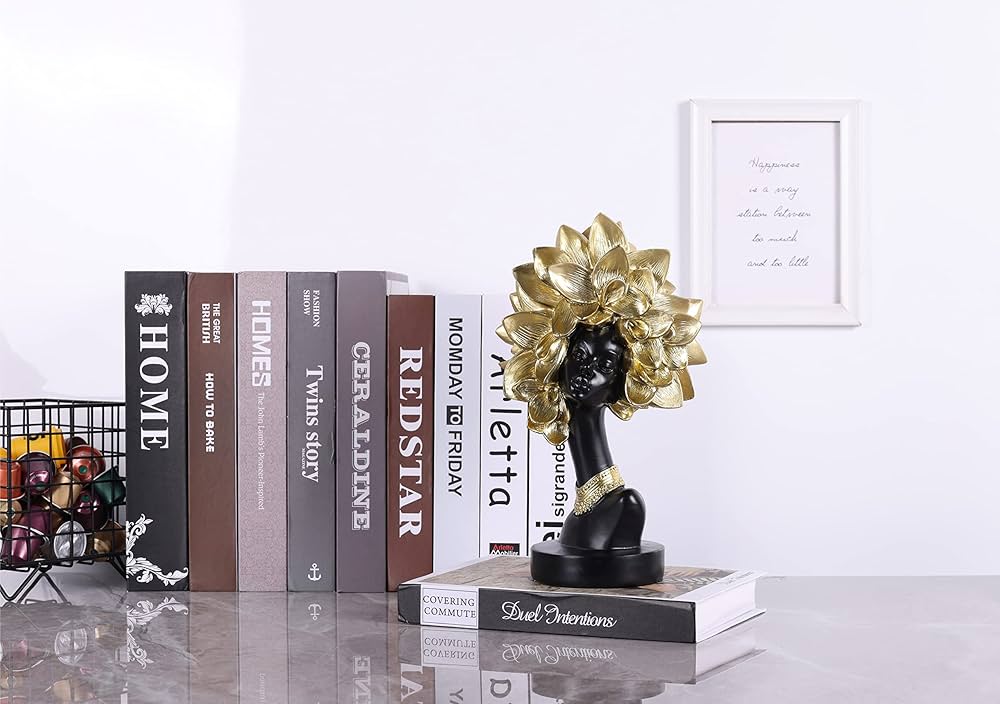 Statujë gruaje me detaje gold