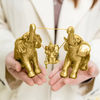 Objekt dekorativ, 3 elefanta gold, 2 prindër + i vogli tyre në kolovajse
