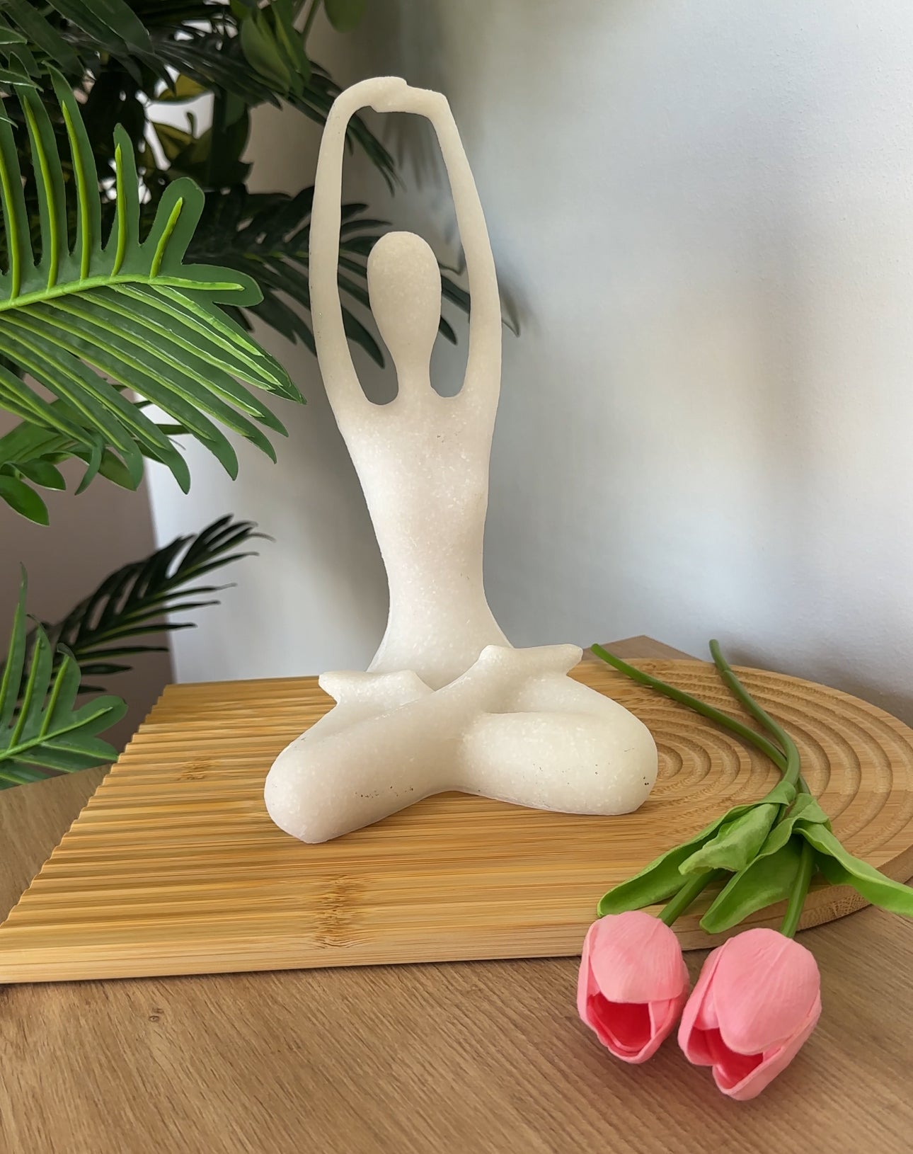 Skulpturë e bardhë në pozicion joge për dekorim spa-sh apo shtëpie