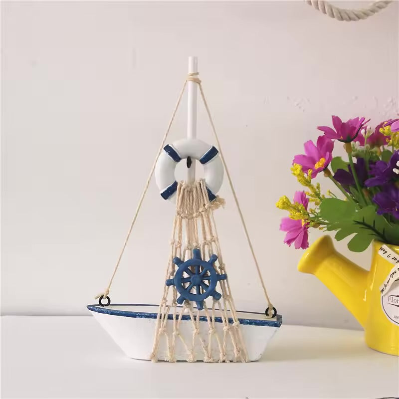 Varkë e vogël druri për zbukurim me motive detare rrjete dhe yje ose spiranca