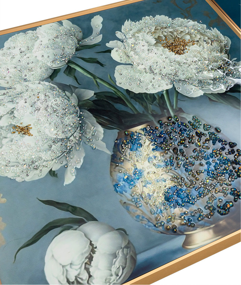 Pikturë me vazo blu dhe lule të bardha me gura zbukurues