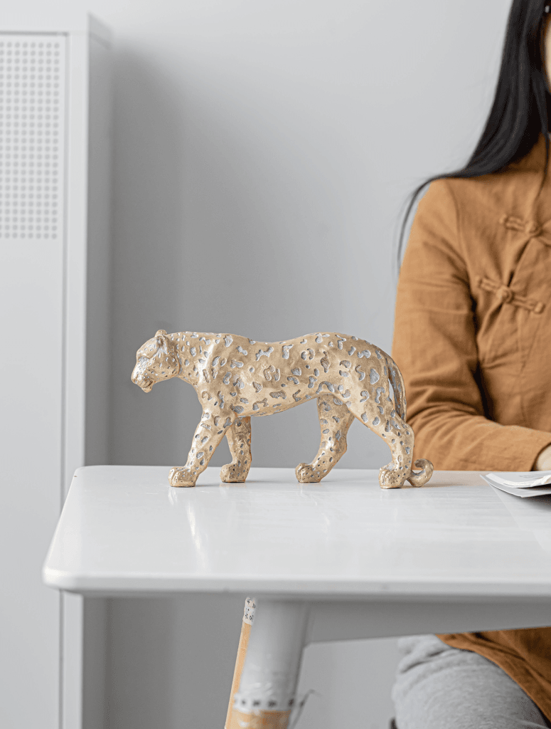 Statujë leopardi ne gëdhëndje pullash