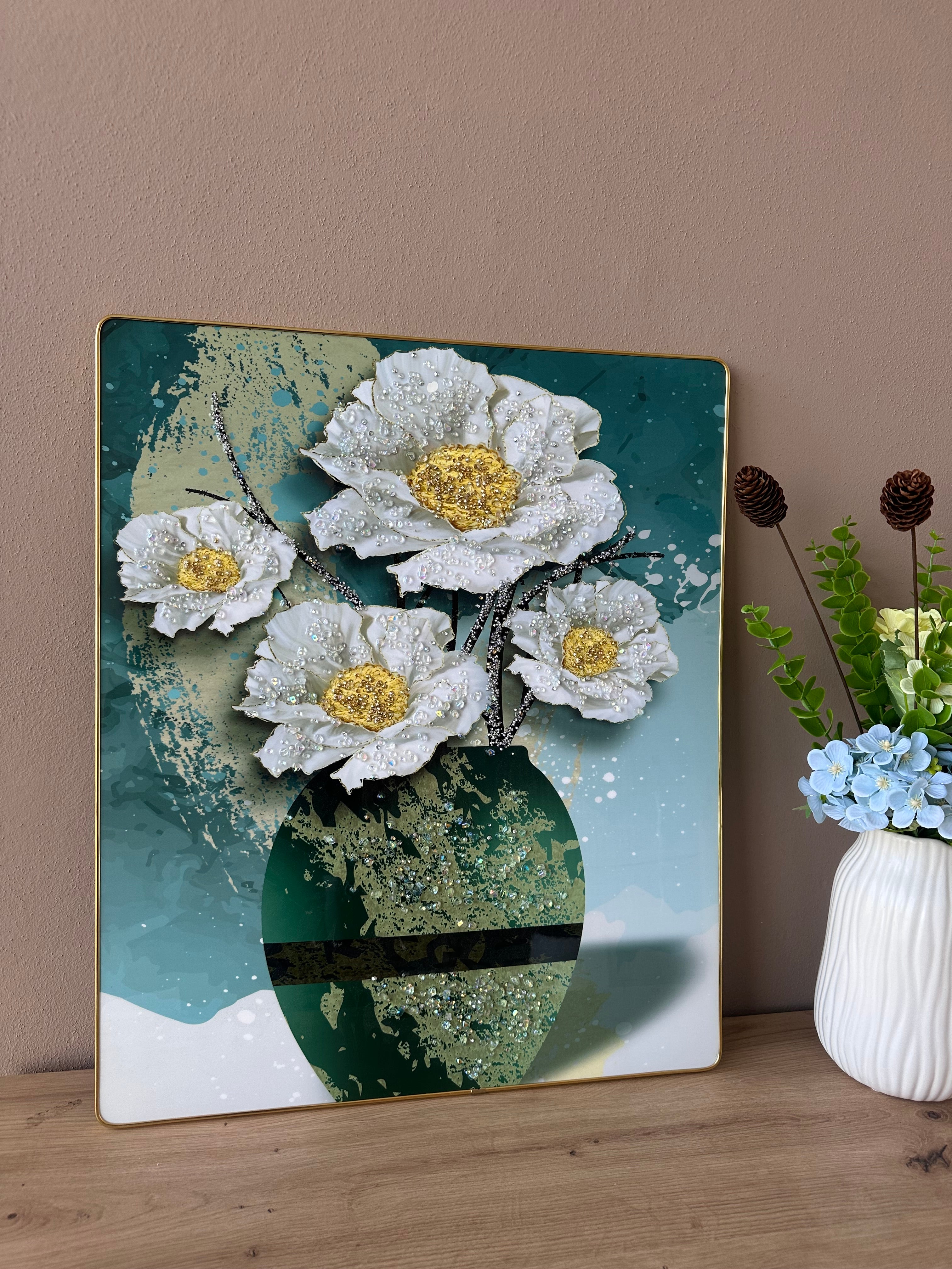 Pikturë me vazo lulesh jeshile dhe detaje të verdha me gurë zbukurues