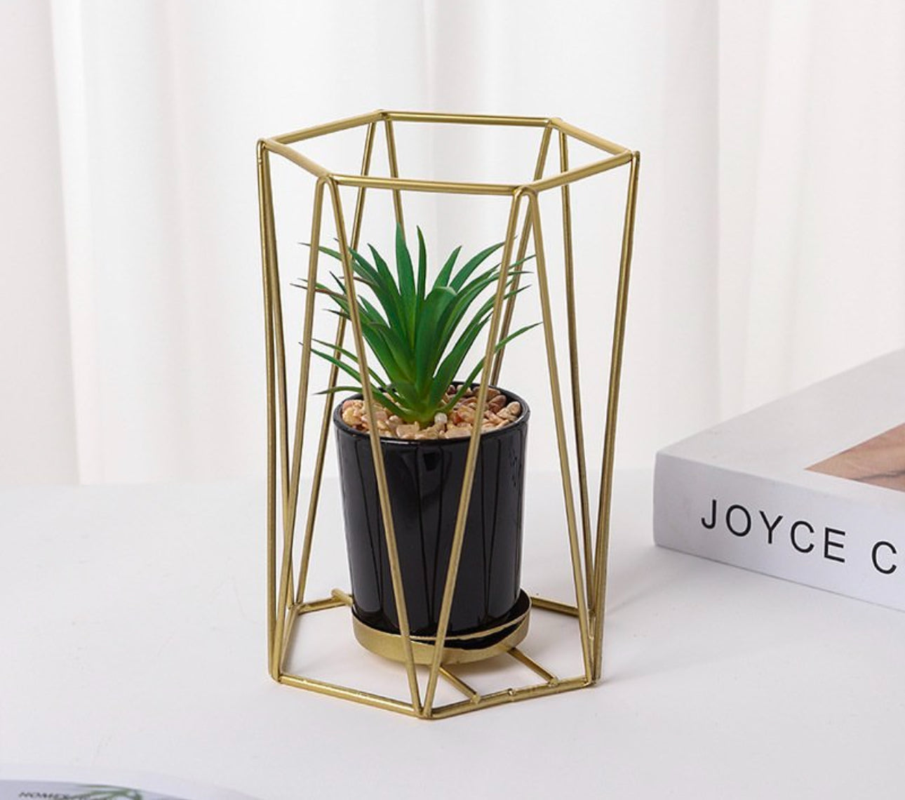 Strukturë metalike gold e vogël në formë cilindrike