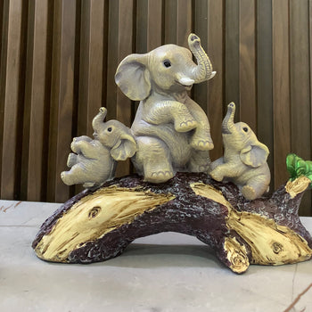 Statujë dekorative me elefant dhe fëmijët e saj në një trung