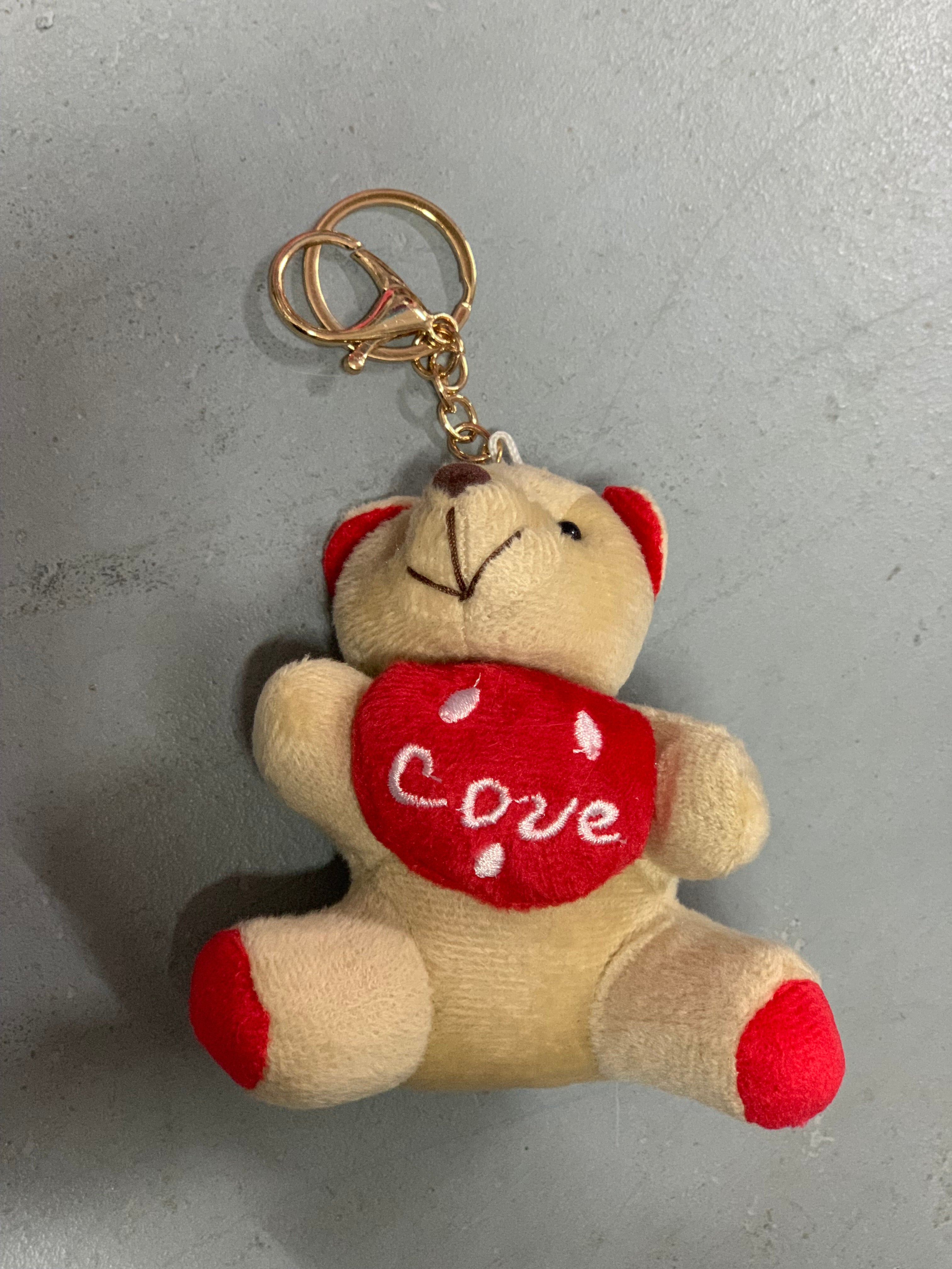 Varëse çelsash prej pellushi (në formë arushi me zemër Love)