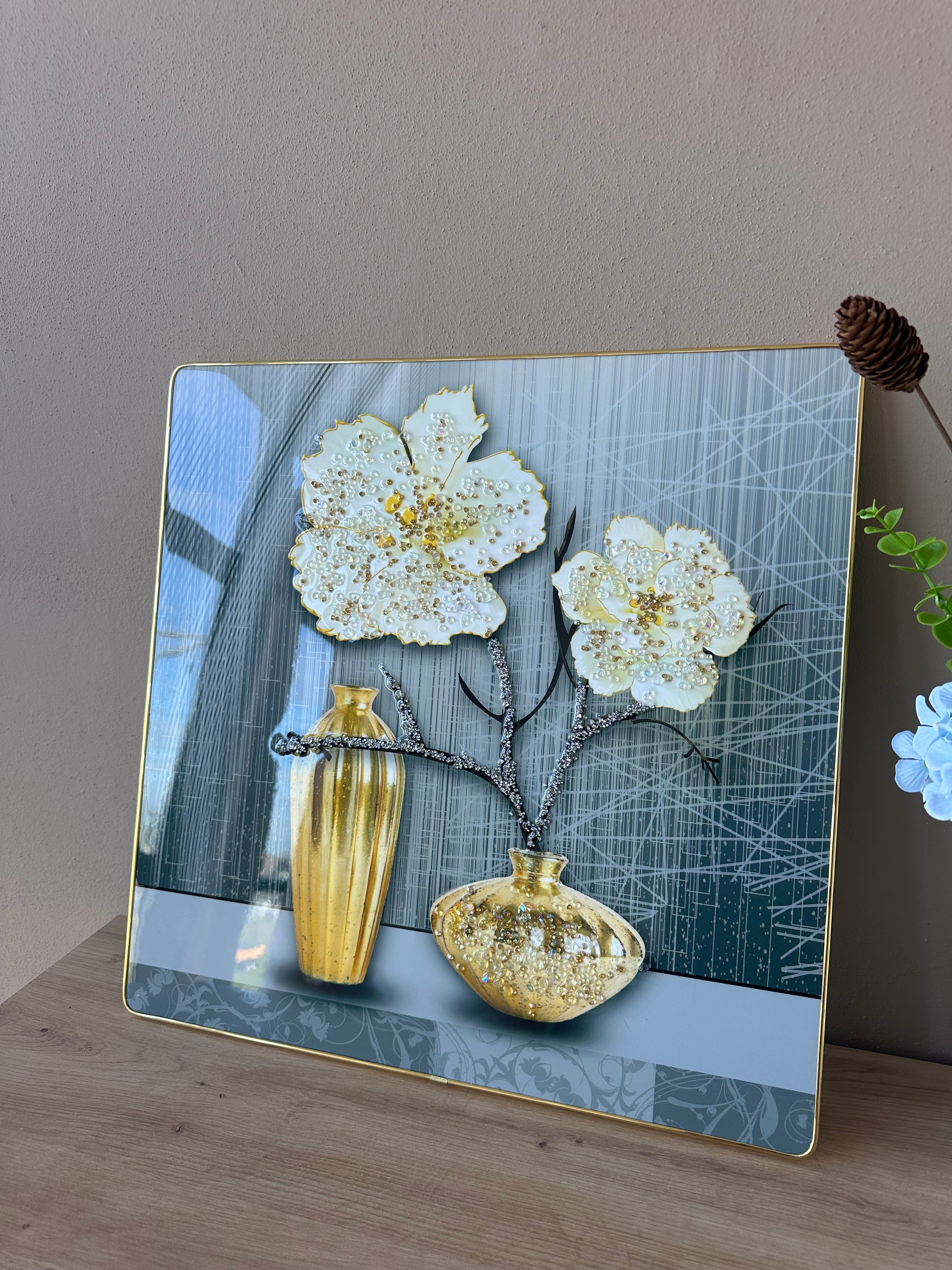 Pikturë me lule të bardha dhe vazo gold me gurë zbukurues