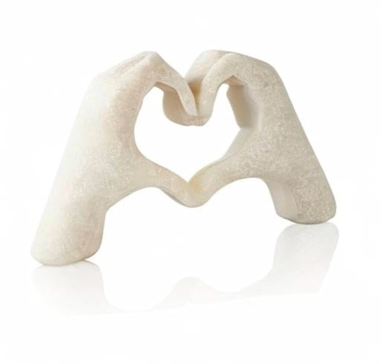 Statujë në formë zemre e krijuar me duar