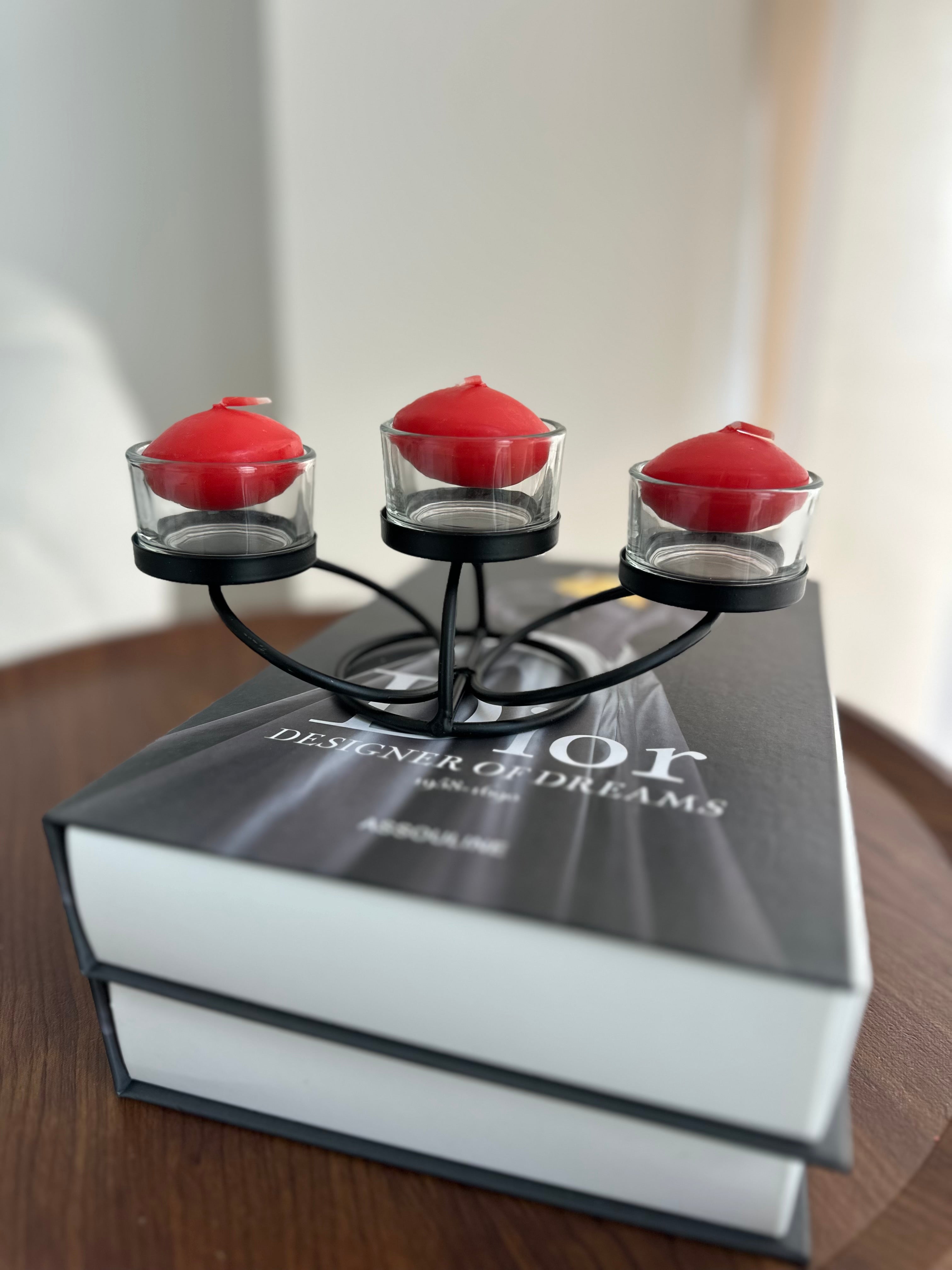 Shandan metalik i zi me forma rrethore dhe 3 mbajtëse qelqi