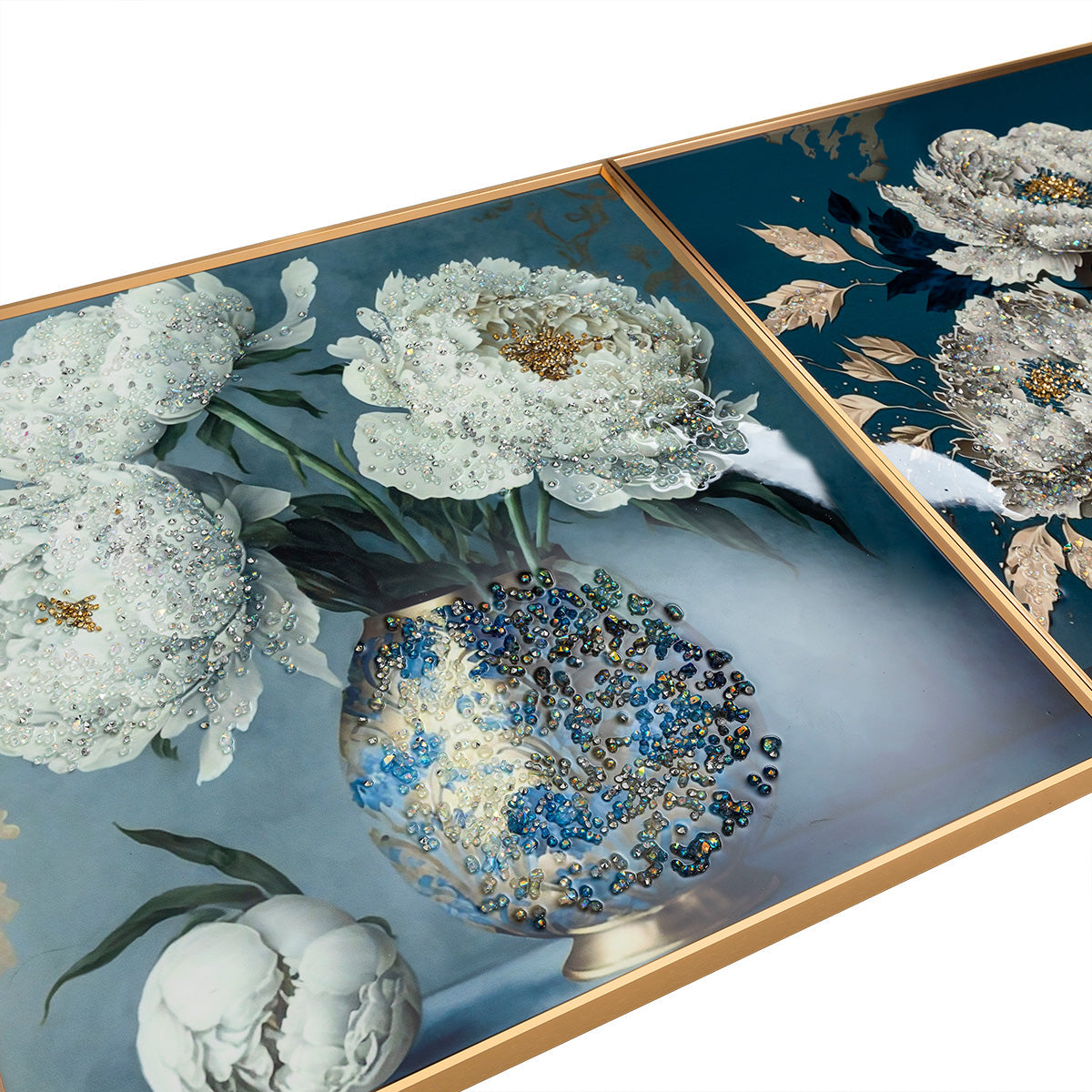 Pikturë me vazo blu dhe lule të bardha me gura zbukurues me kanavacë