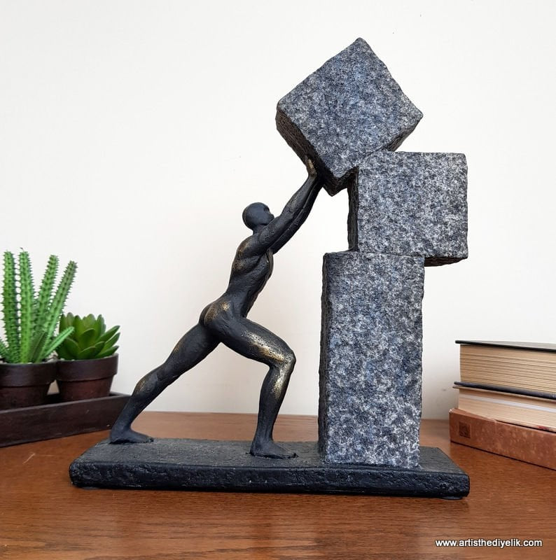 Statujë me gurë kub në ngjyrën e zezë me gri