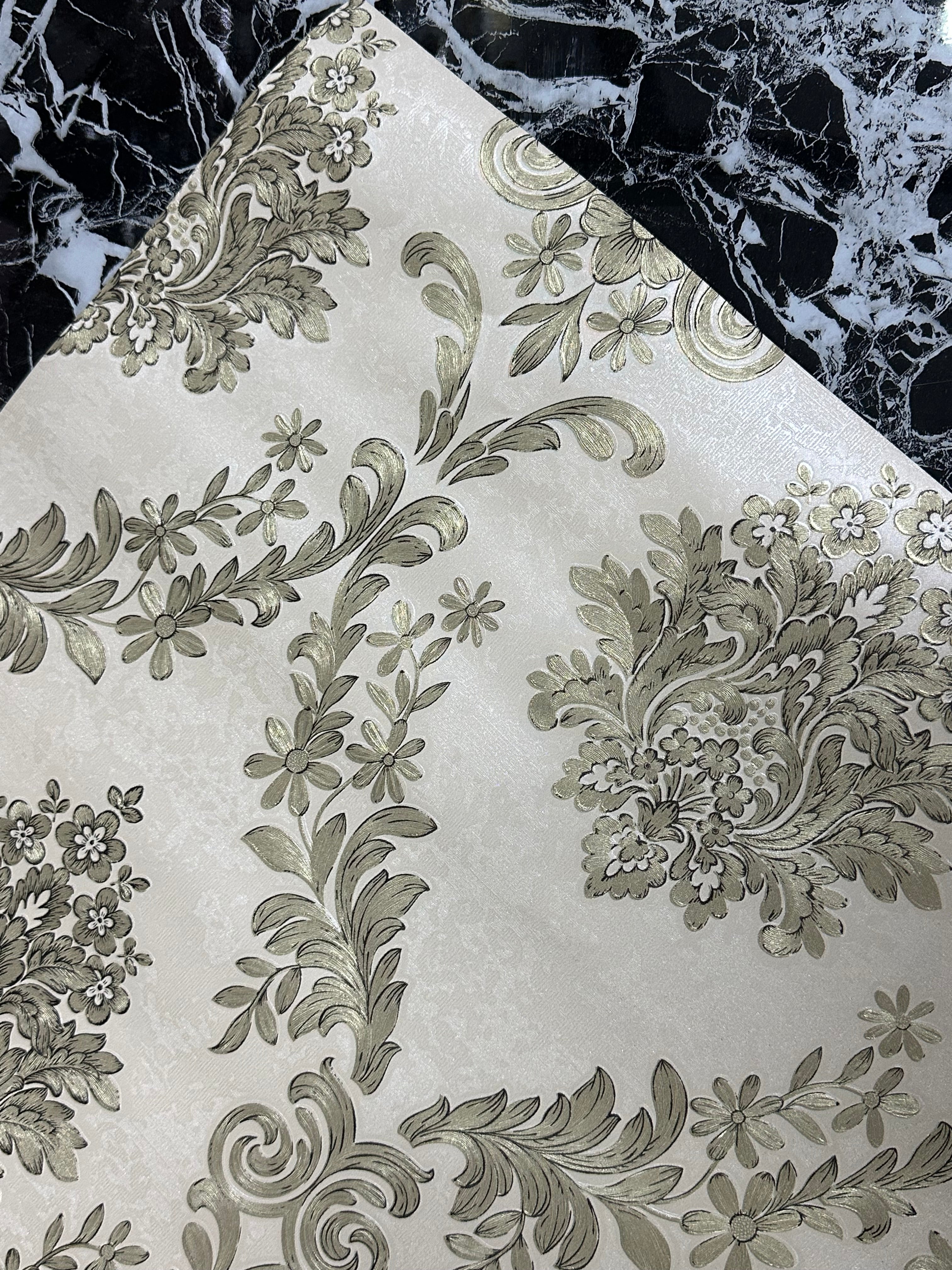 Letër muri me motive persiane ngjyre krem me gold