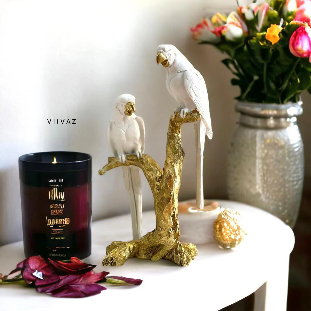 Statujë me papagaj të bardhë dhe trung druri gold