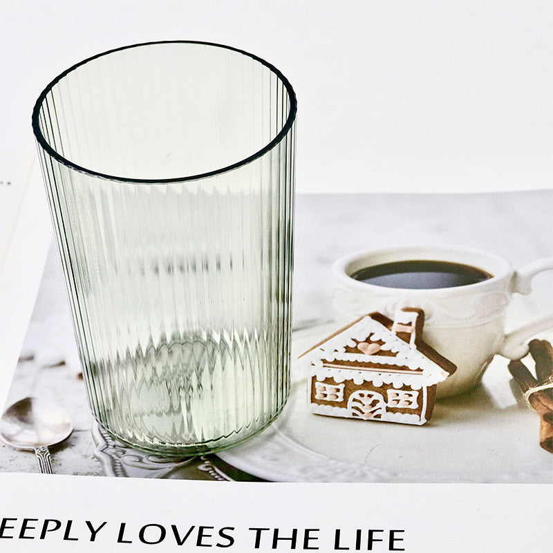 Gotë akrilike me vija vertikale, e tejdukshme, 8*H10.5cm