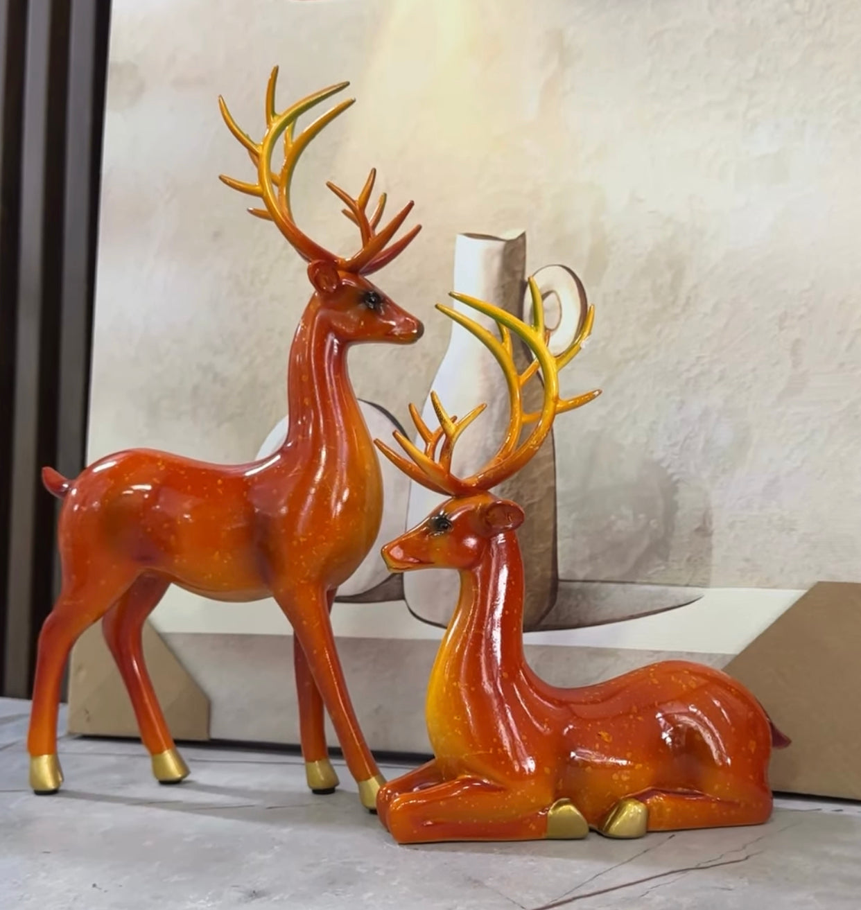 Drerë portokalli me brirë gold njëri në këmb e tjetri i ulur